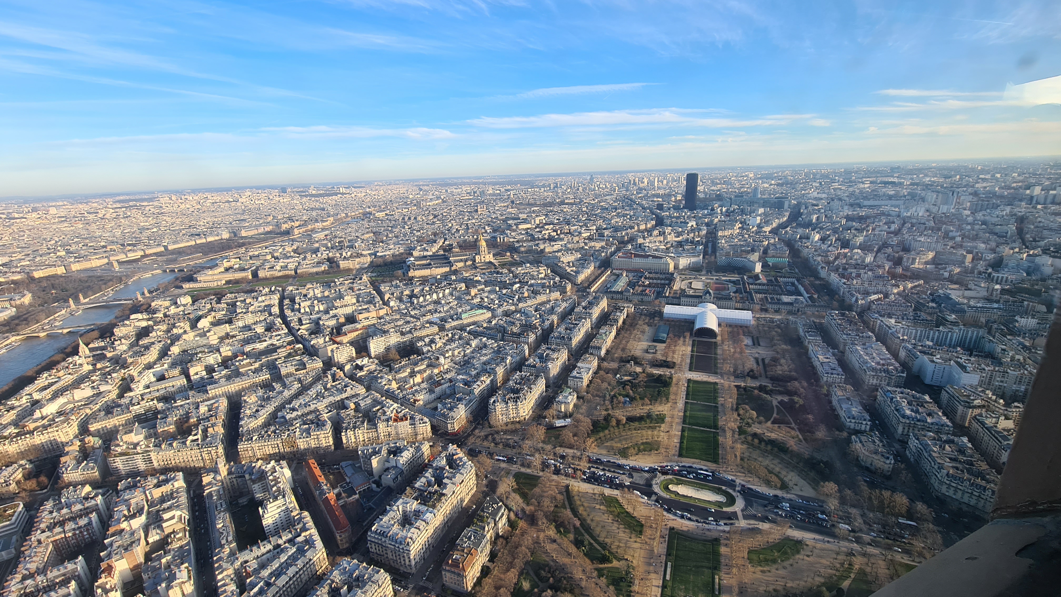 REPORTAJ | Cum am trăit Revelionul la Paris, capitala europeană cea mai lovită de noul val COVID