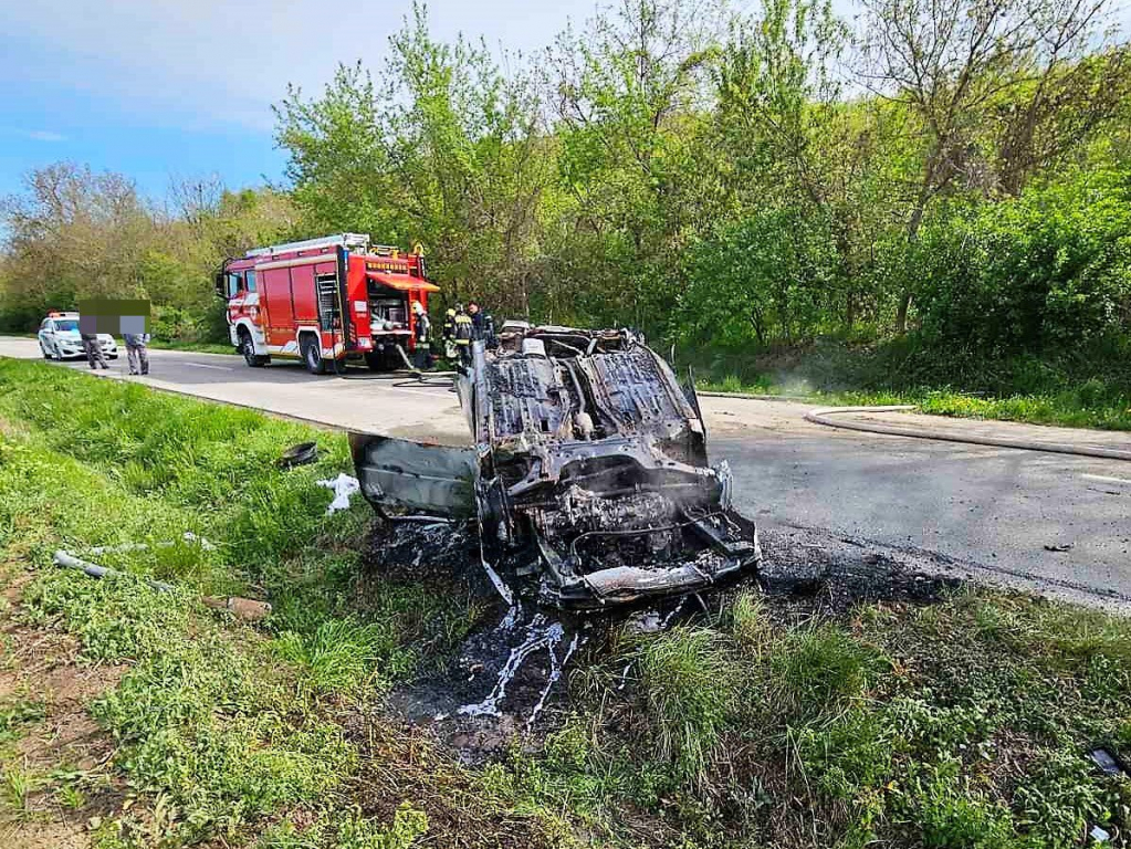 Horrorbaleset Szekszárd mellett: felborult és kigyulladt egy autó, csak a sofőr tudott kiszállni belőle, az utasa bennégett