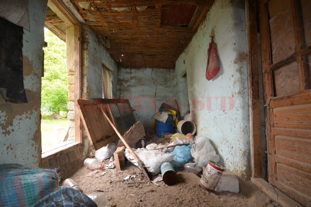 Bătrâni morți, îngropați cu excavatorul la cererea primarului. Pensionarii au fost înhumați, fără slujbă, la marginea cimitirului