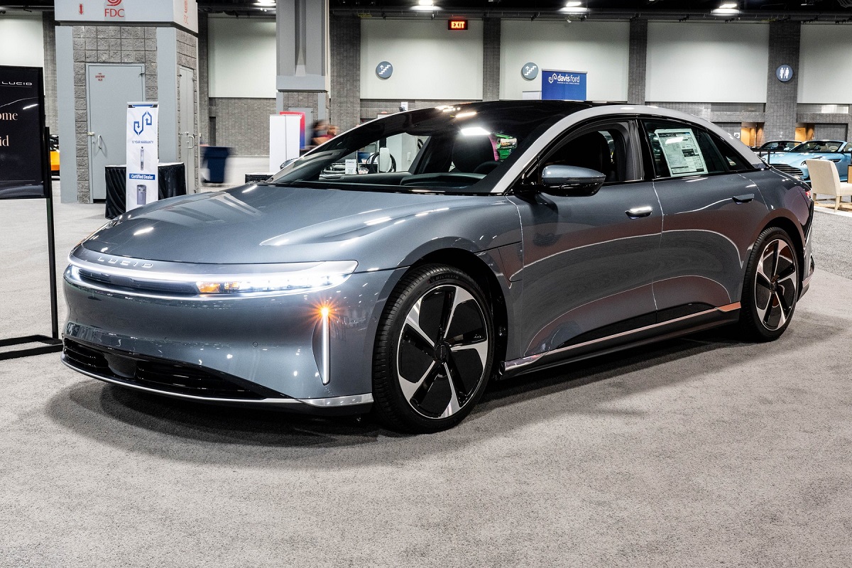 „Singura mașină de acest gen din Polonia a ars!” O limuzină electrică americană Lucid Air a luat foc în Varșovia | VIDEO