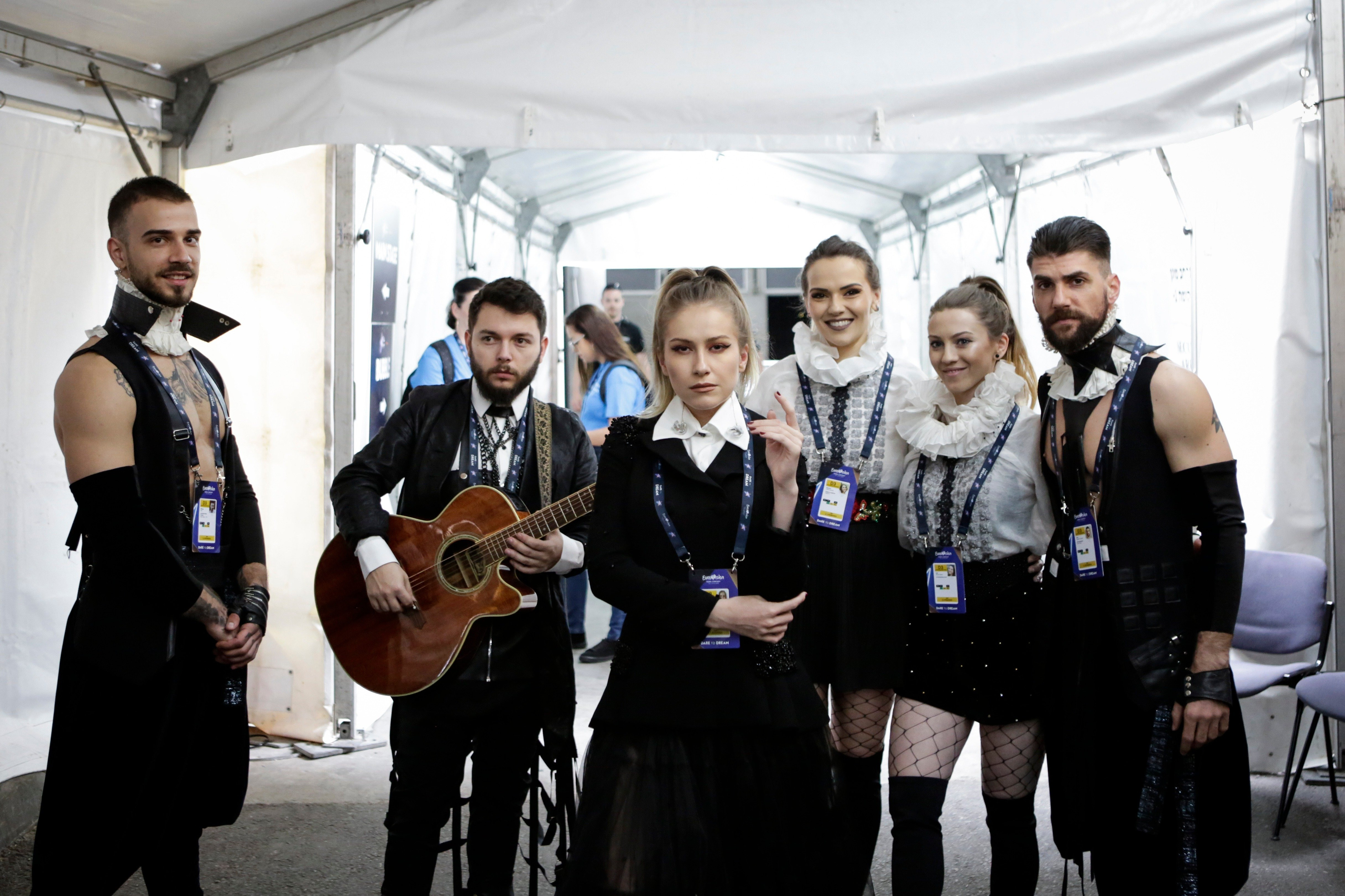Ester Peony, la prima apariție pe scena Eurovision. "Voi cânta pentru toți românii și îi invit să fie alături de mine, pentru că reprezint țara noastră la cea mai mare competiție muzicală din lume" | FOTO & VIDEO
