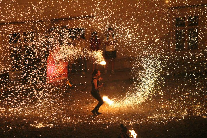 REPORTAJ: Jonglează cu focul. 12 brașoveni fac spectacol la festivalurile medievale și aduc în scenă sicrie sau butoaie de motorină din care taie cu flexul/ GALERIE FOTO