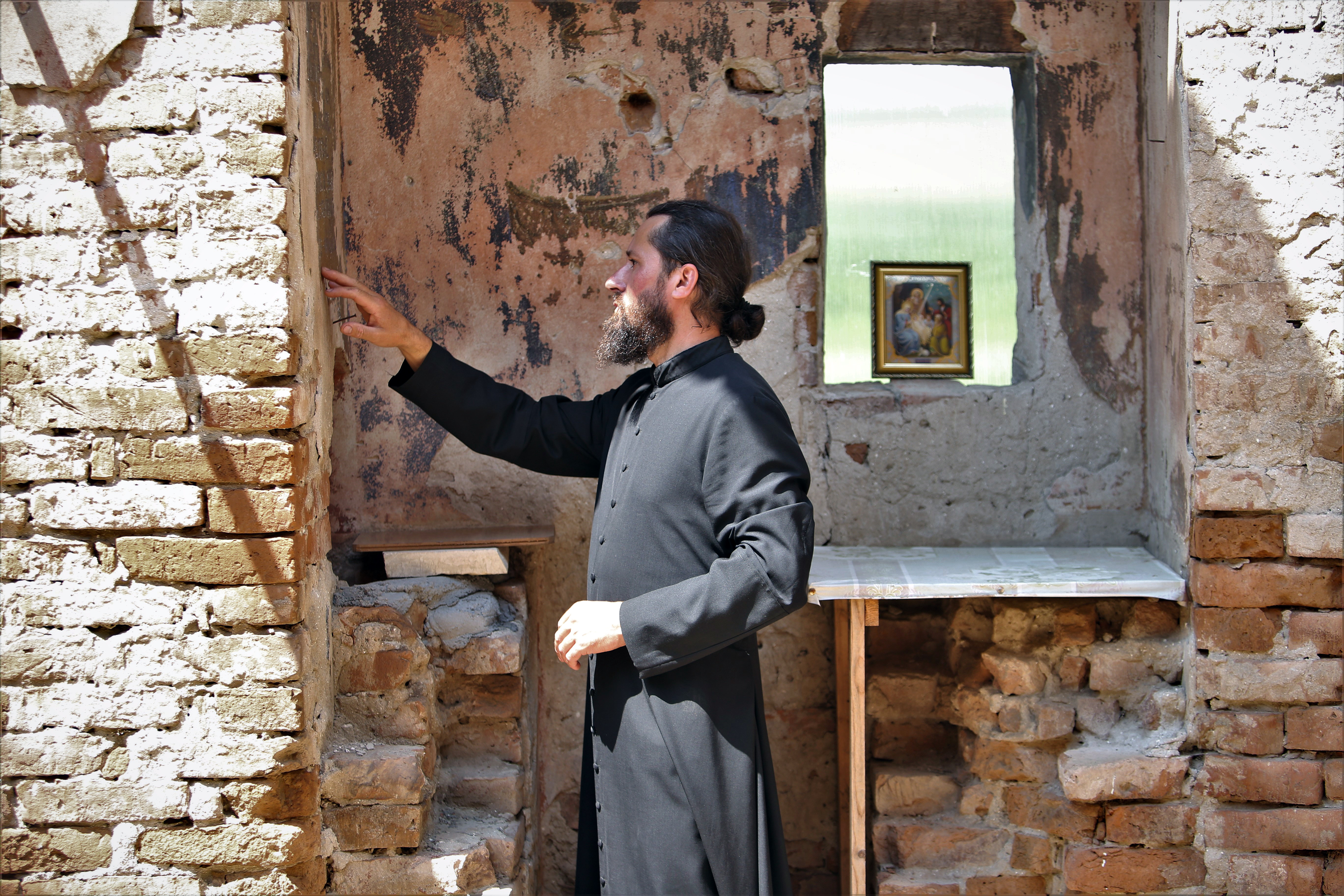 Izolare sau sihăstrie. De un an jumătate, călugărul Justinian este starețul unei biserici-ruină, din Teleorman
