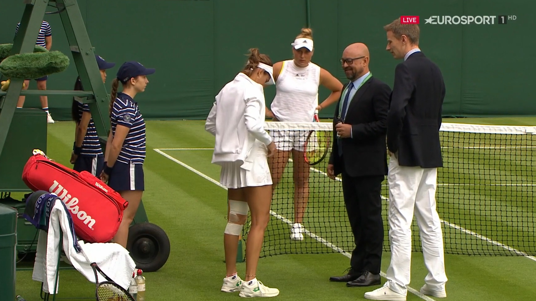Cum a apărut îmbrăcată Mihaela Buzărnescu pe teren astăzi la Wimbledon. Organizatorii au pus-o să se schimbe imediat