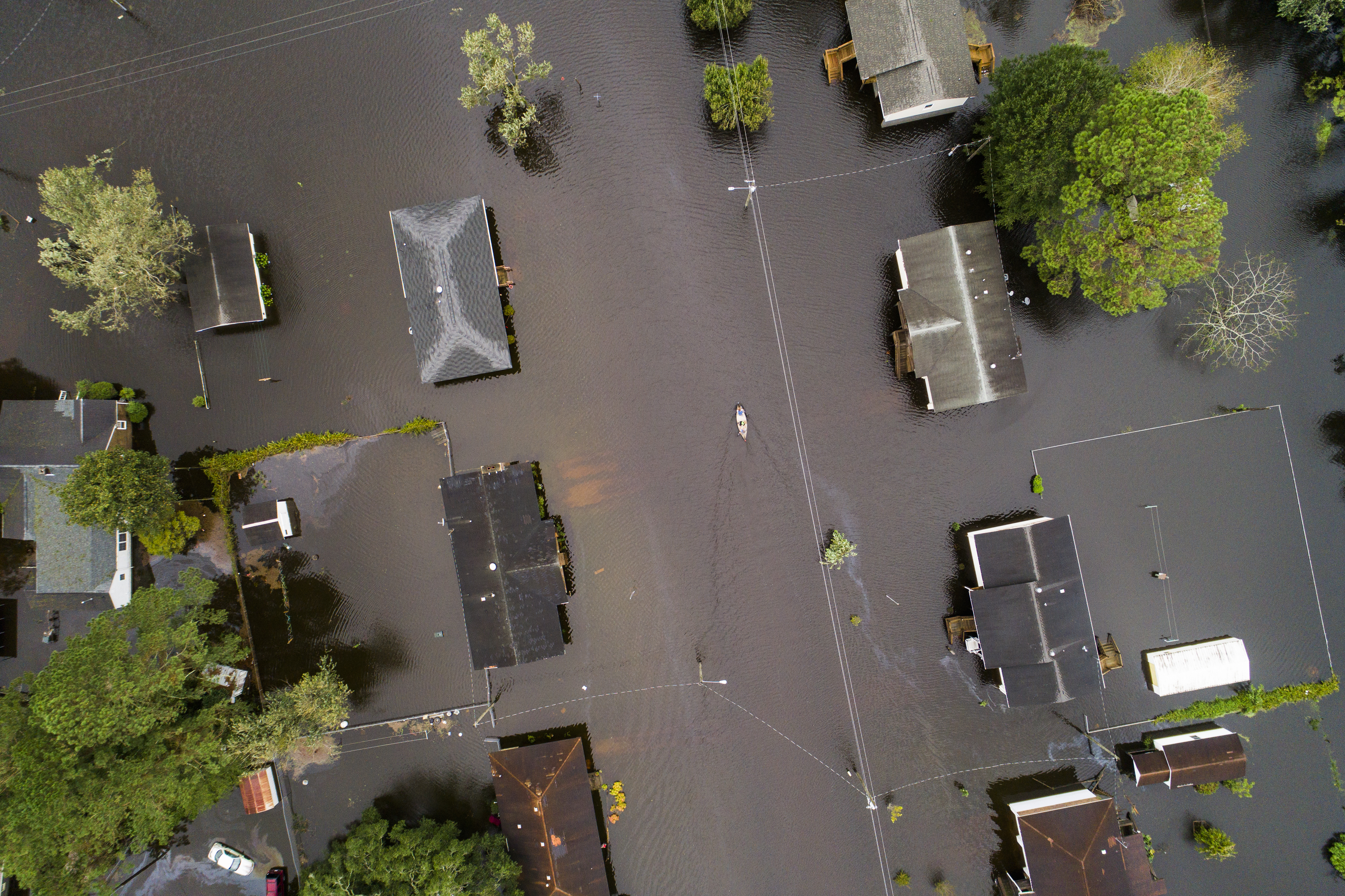 Cel puțin 13 persoane au murit în primele două zile după ce uraganul Florence a lovit coasta americană