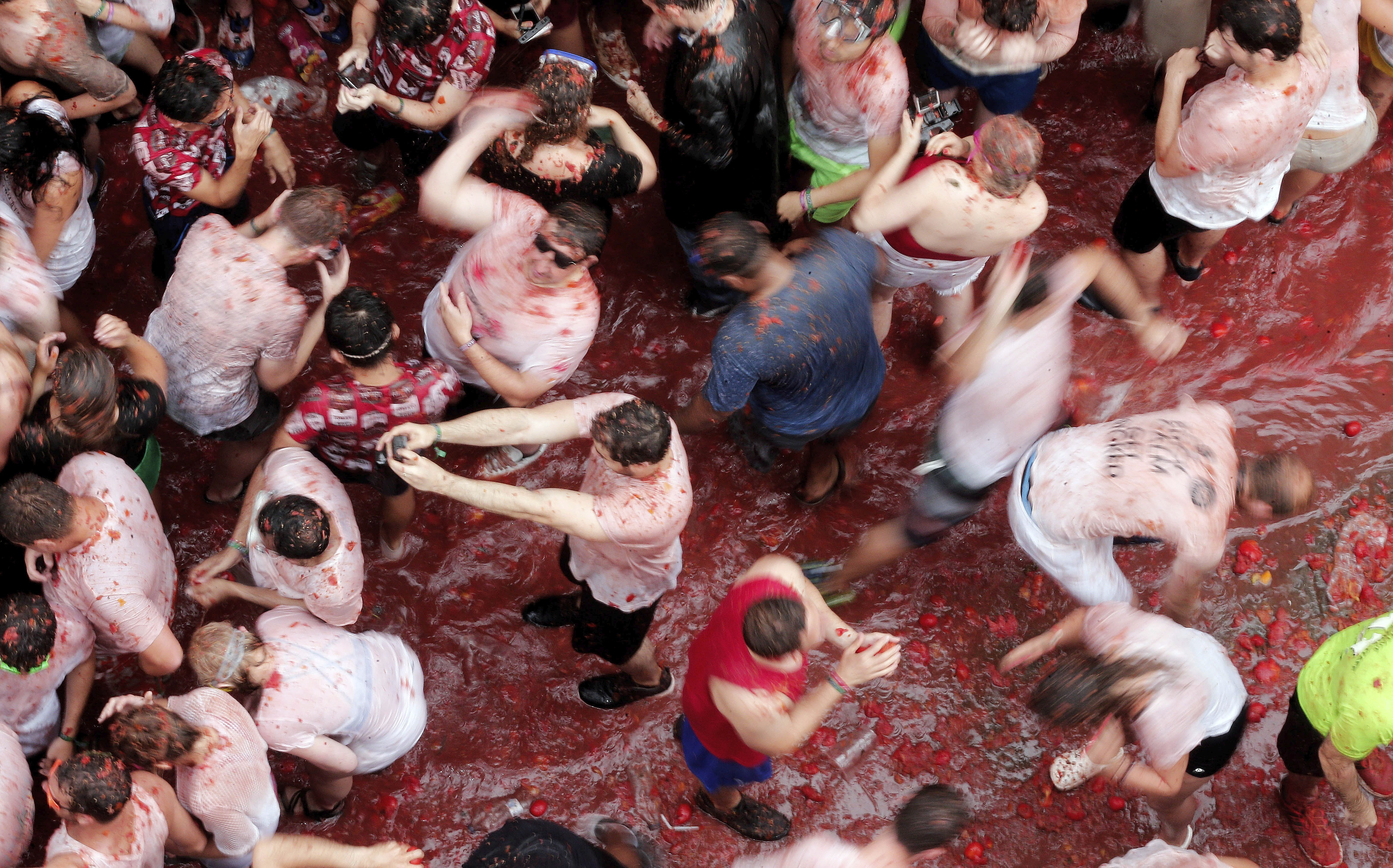 FOTO | Aproximativ 22.000 de oameni s-au bătut cu roșii la celebrul festival Tomatina