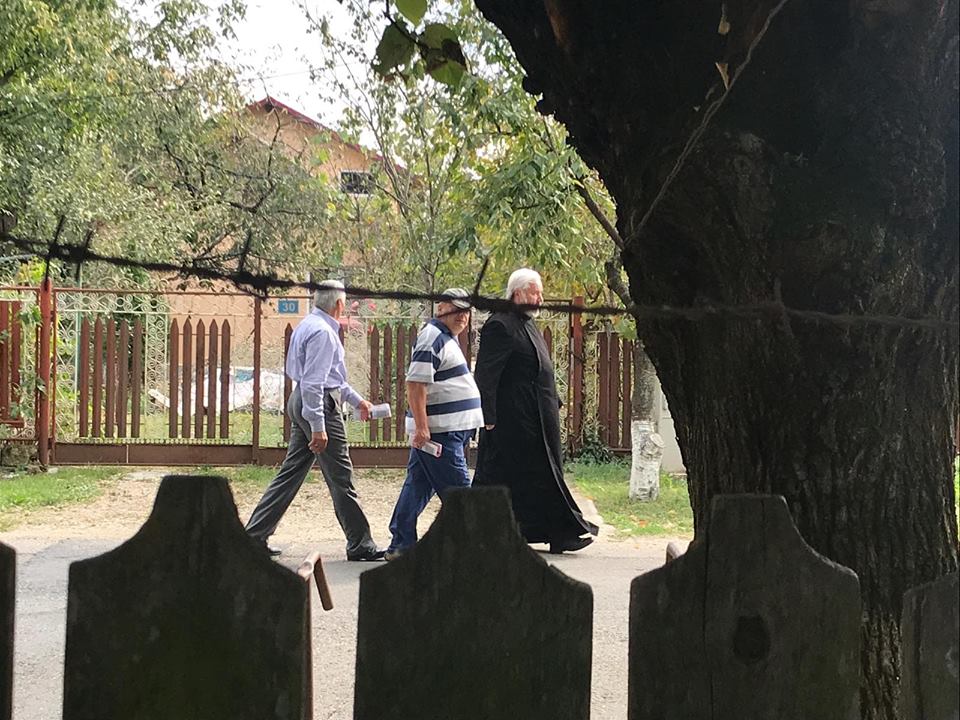FOTO | Un preot dintr-un sat din Ilfov a mers din poartă în poartă să împartă pliante pro-referendum pentru familie