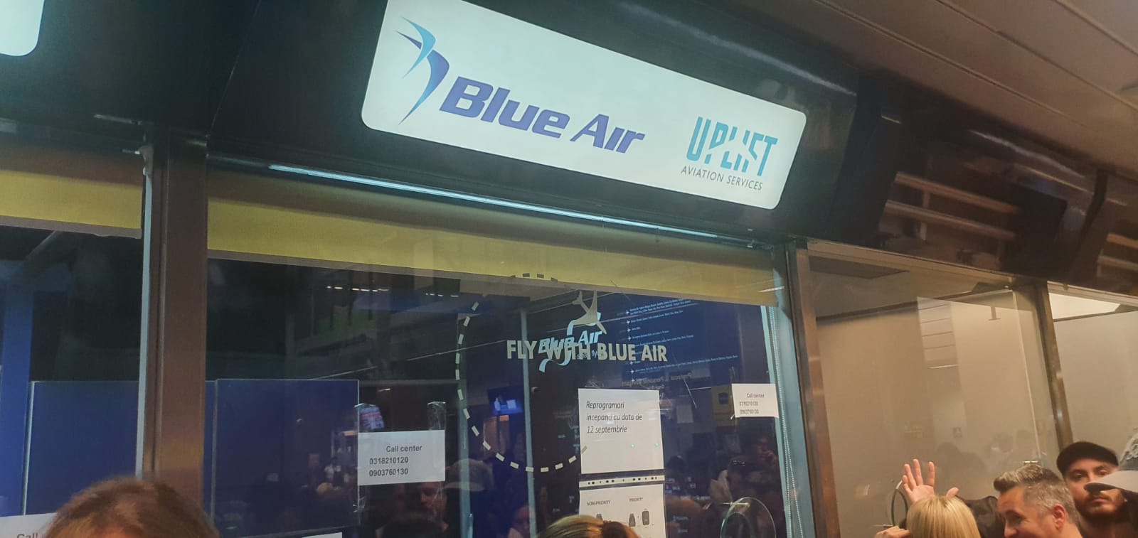 Imagini cu haosul de pe aeroportul Otopeni, unde călătorii au aflat că Blue Air a suspendat toate zborurile