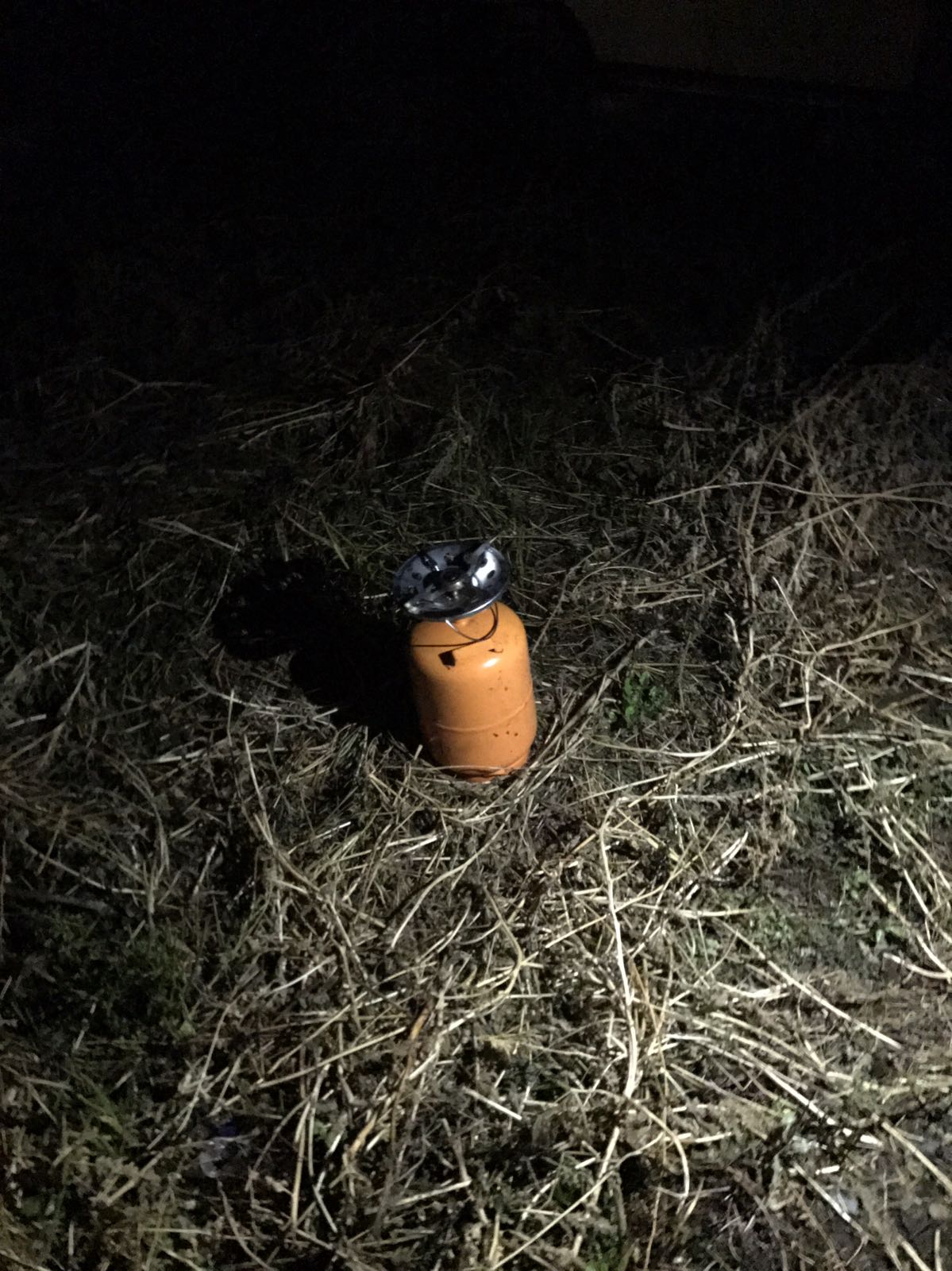 FOTO: Un tânăr din județul Vaslui a fost rănit în urma exploziei unei butelii în locuința sa