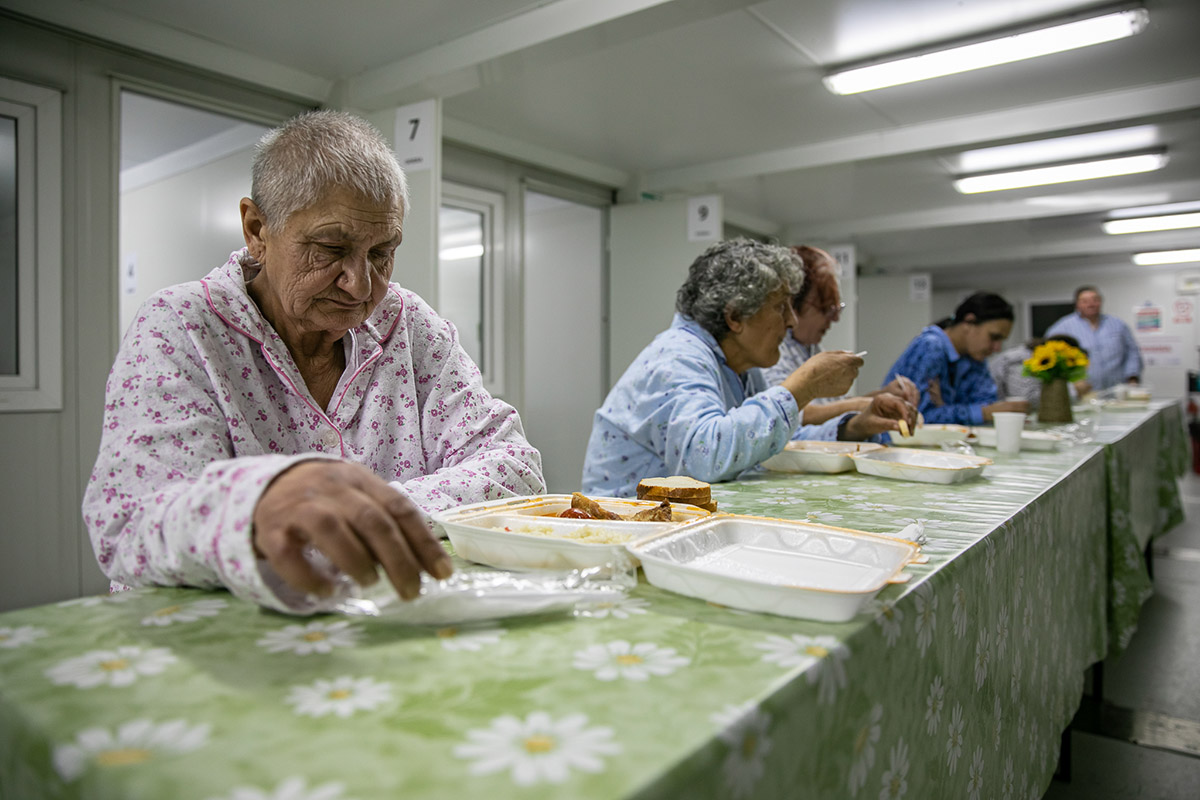 Cum e noaptea dintre ani pentru oamenii fără adăpost,  care abia își duc zilele. Revelion cu urme de artificii pe cer și o felie de tort de ciocolată