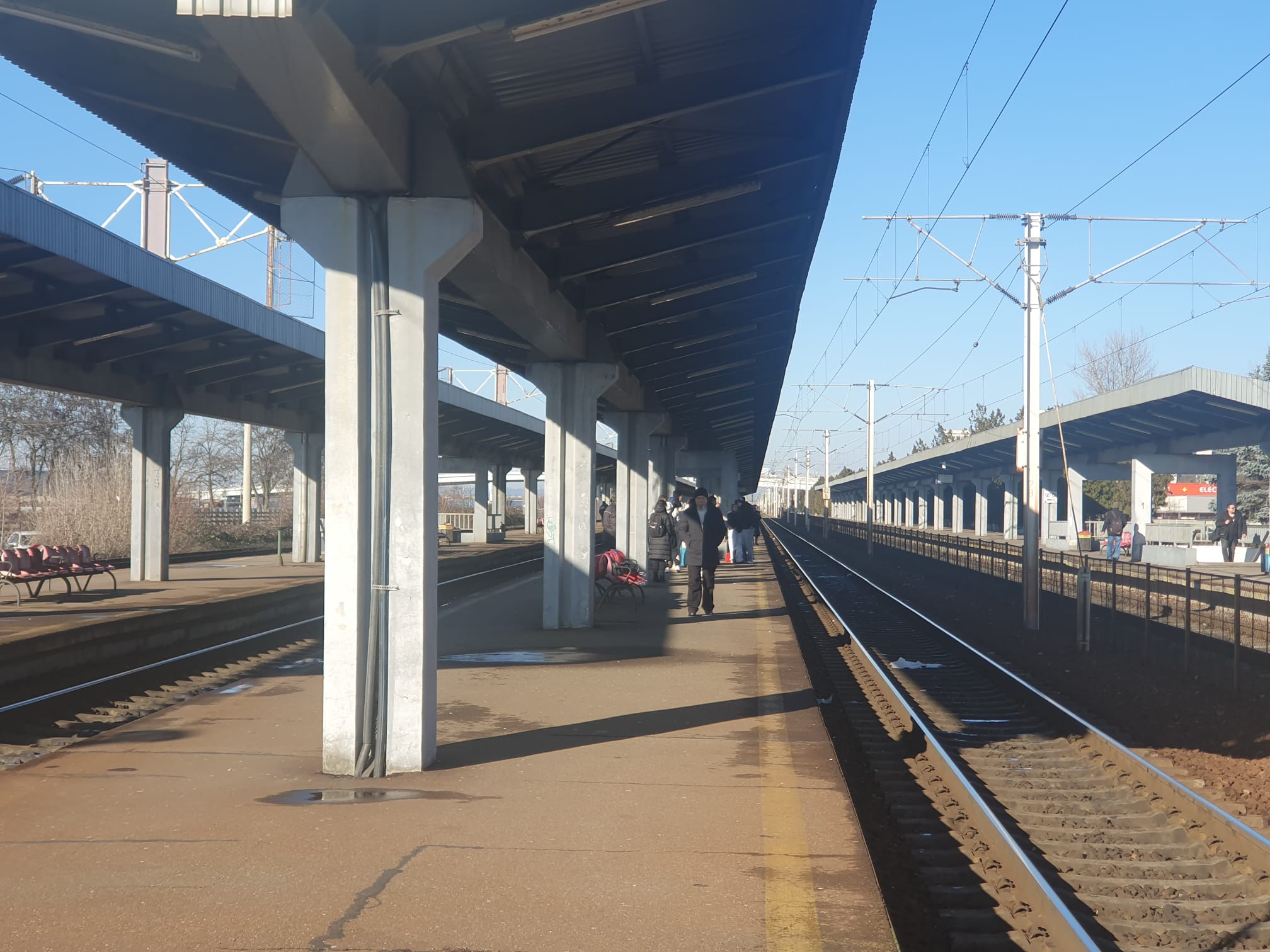 Gara de Vest din Ploiești a ajuns un decor de film horror: gropi, fisuri, mizerie, apă lipsă. Lucrări pentru modernizare de 4 milioane euro, neîncepute