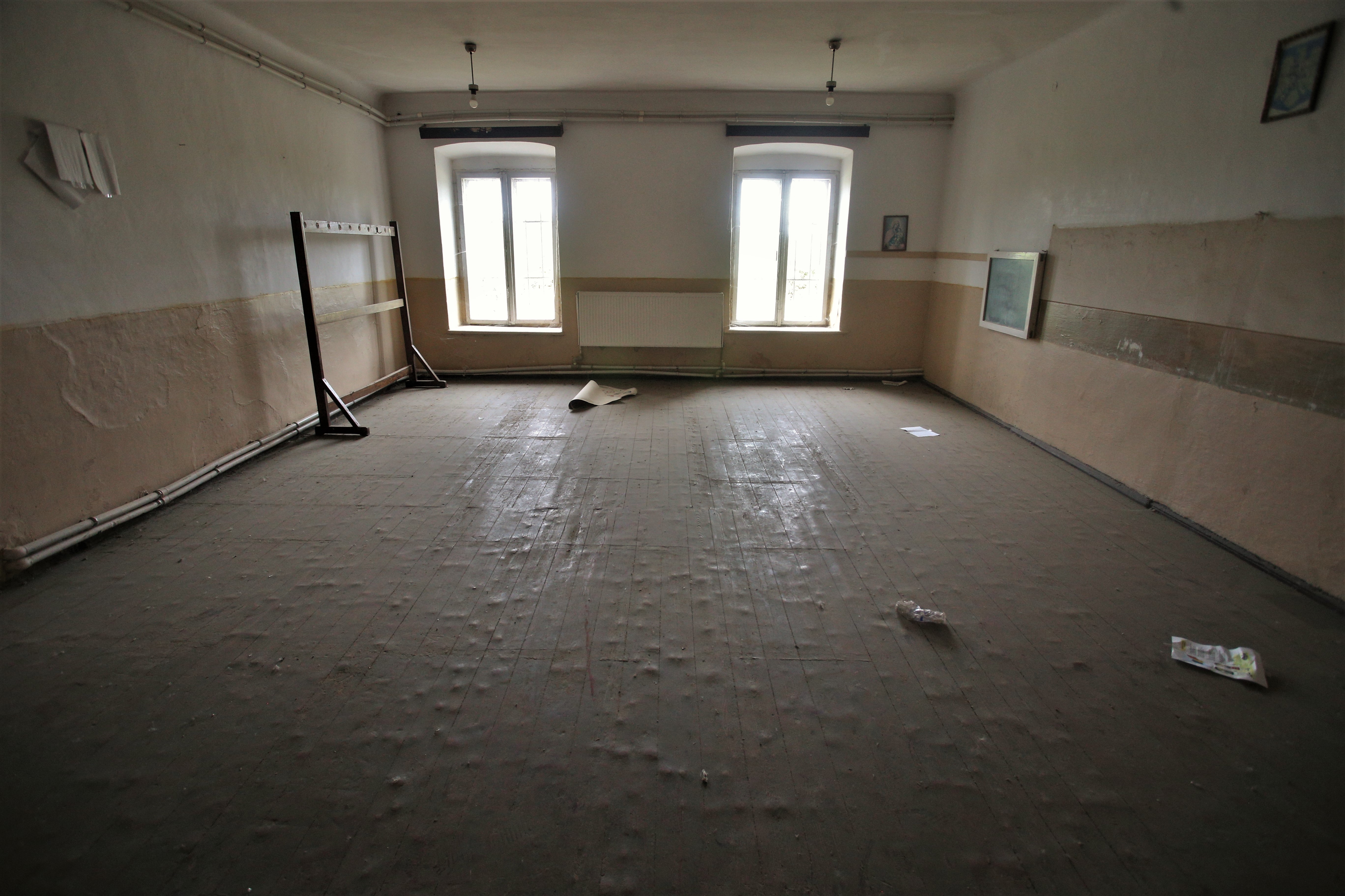 N-avem școli, dar le închidem. Oferită de către moştenitori, şcoala monument istoric din satul băcăuan Cârligi e lăsată în paragină de autorităţi