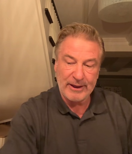 Primele imagini cu Alec Baldwin după ce a intrat cu mașina într-un copac. Cine se afla alături de el
