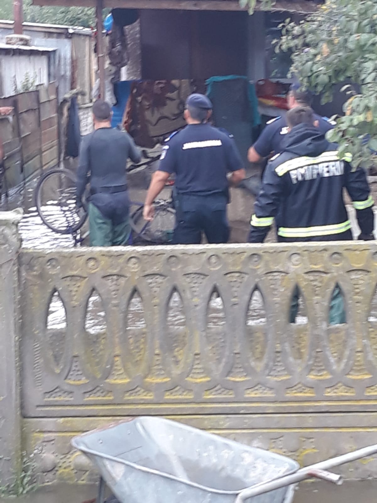 Aproape 70 de oameni au fost evacuați de jandarmi din case în Băbeni, Vâlcea. Râul Bistrița a ieșit din matcă / FOTO