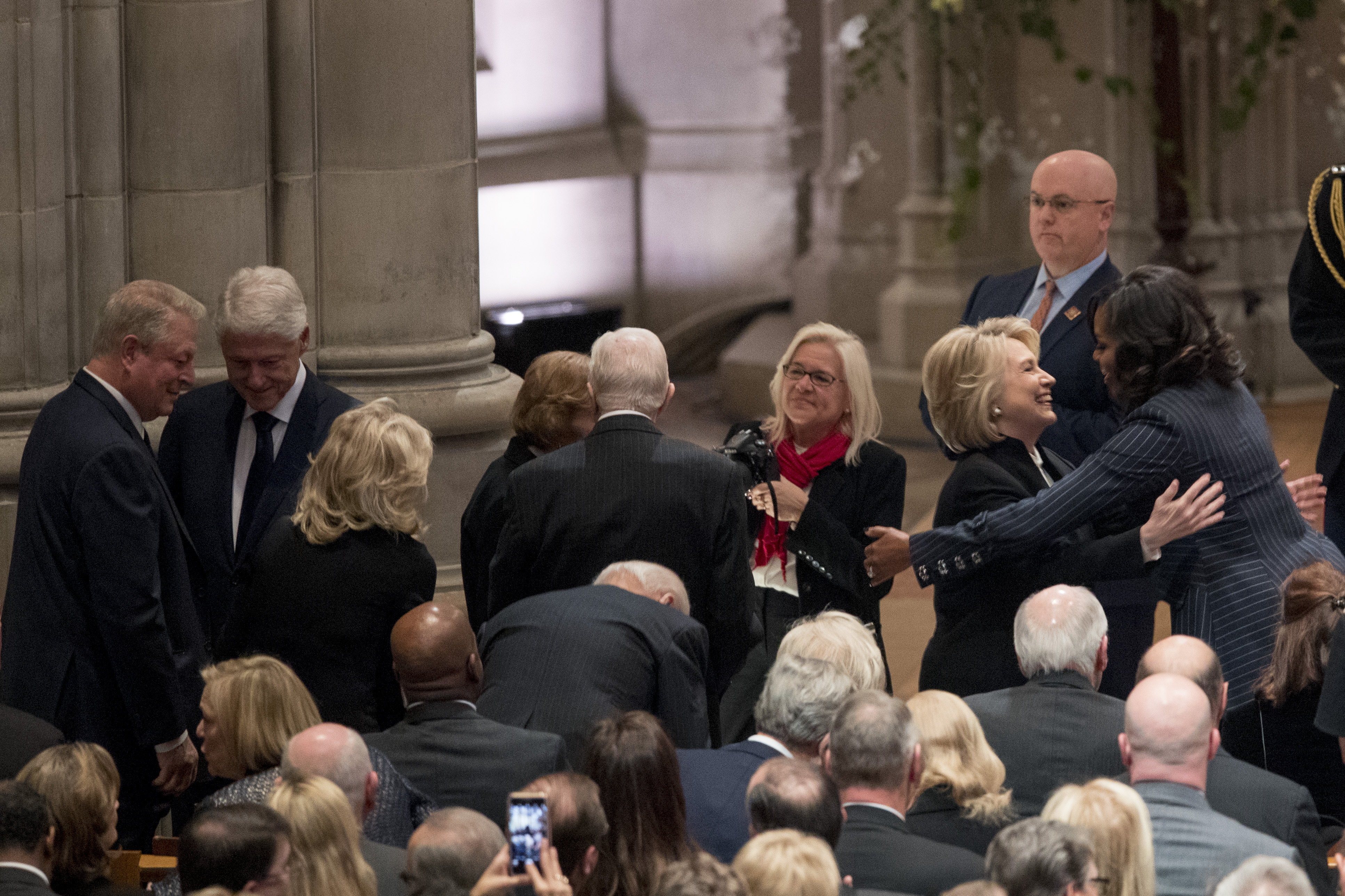 FOTO&VIDEO/ Funeralii de stat pentru George H.W. Bush. Donald Trump și Hillary Clinton s-au ignorat, deși au stat pe același rând