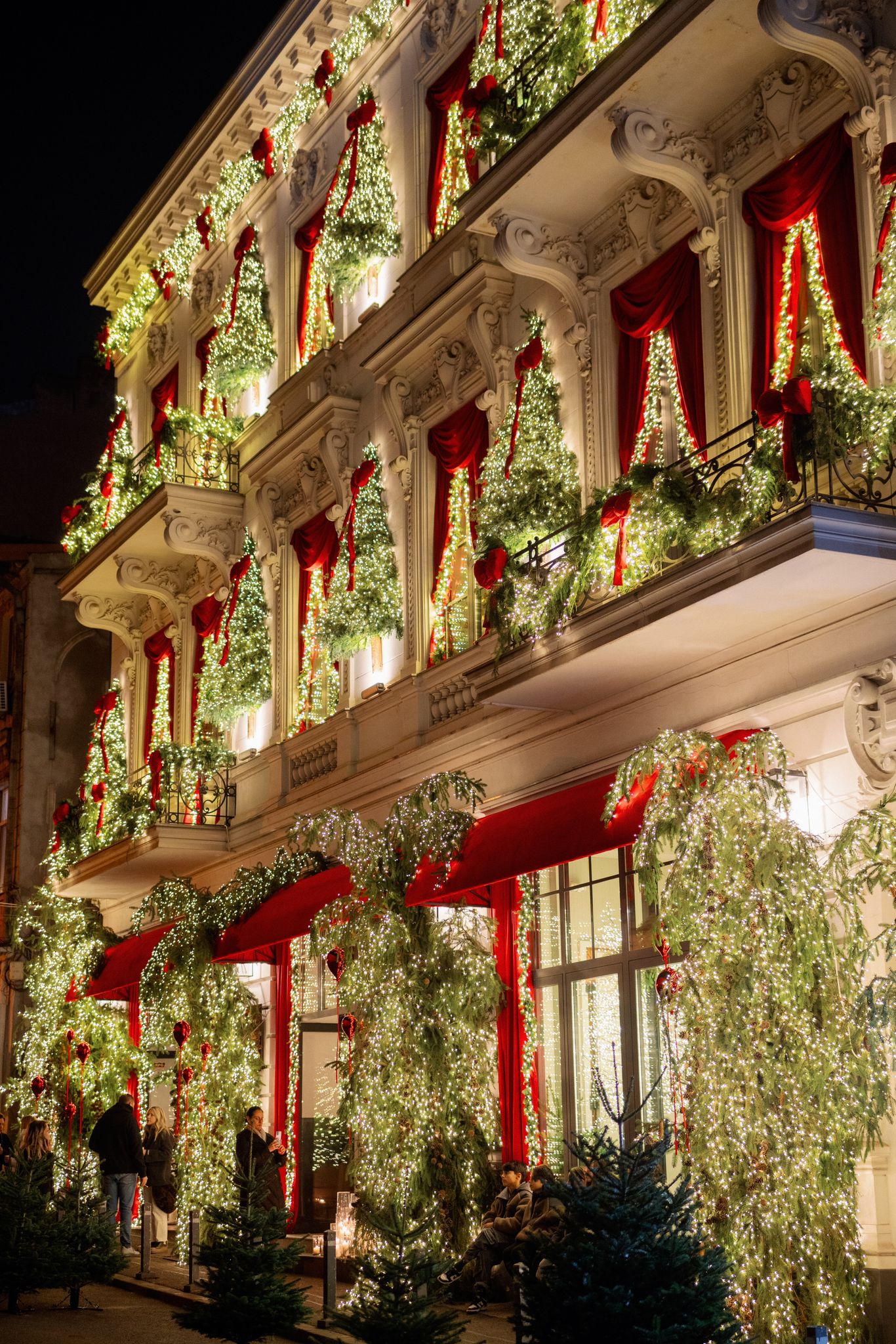 Imagini cu „Atelierul lui Moș Crăciun” din București. Cum arată „The Christmas House”, una dintre cele mai decorate clădiri din oraș