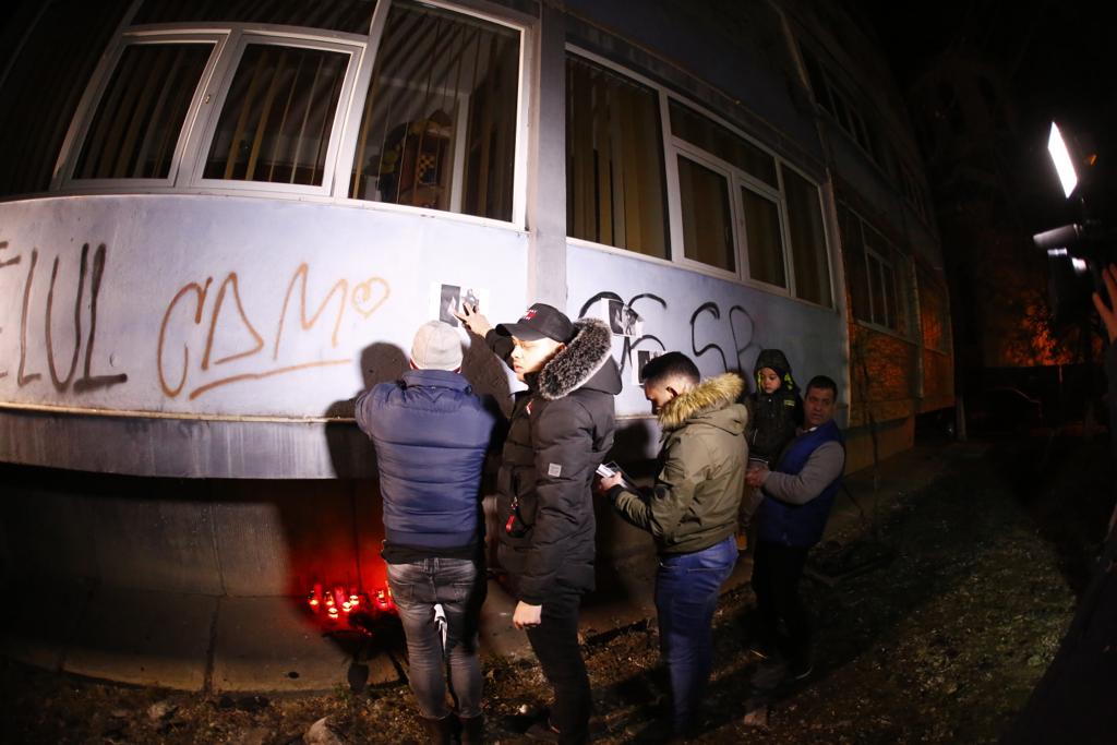 Zeci de persoane au aprins lumânări în fața blocului din Buzău unde a fost incendiată Valentina (FOTO&VIDEO)