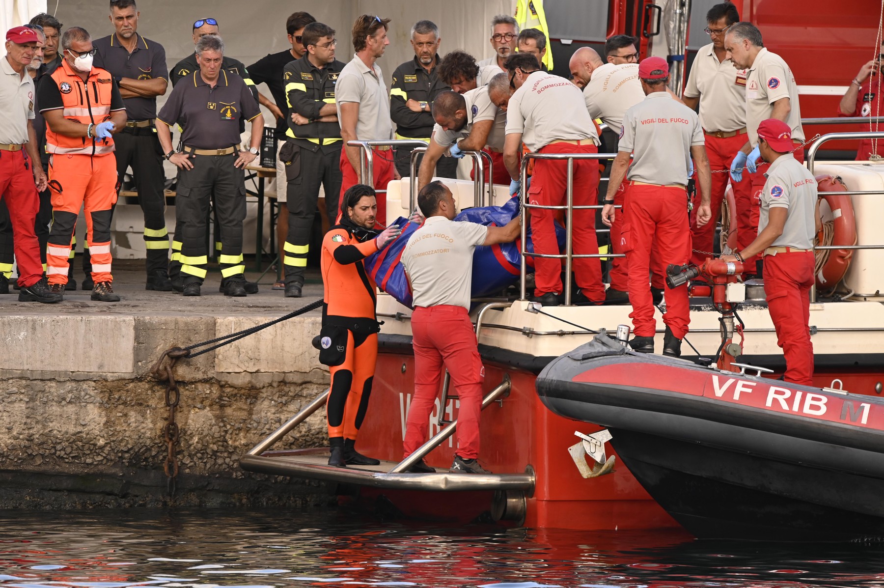 Cinci cadavre au fost găsite în iahtul de lux scufundat în largul coastei Siciliei, spun scafandrii