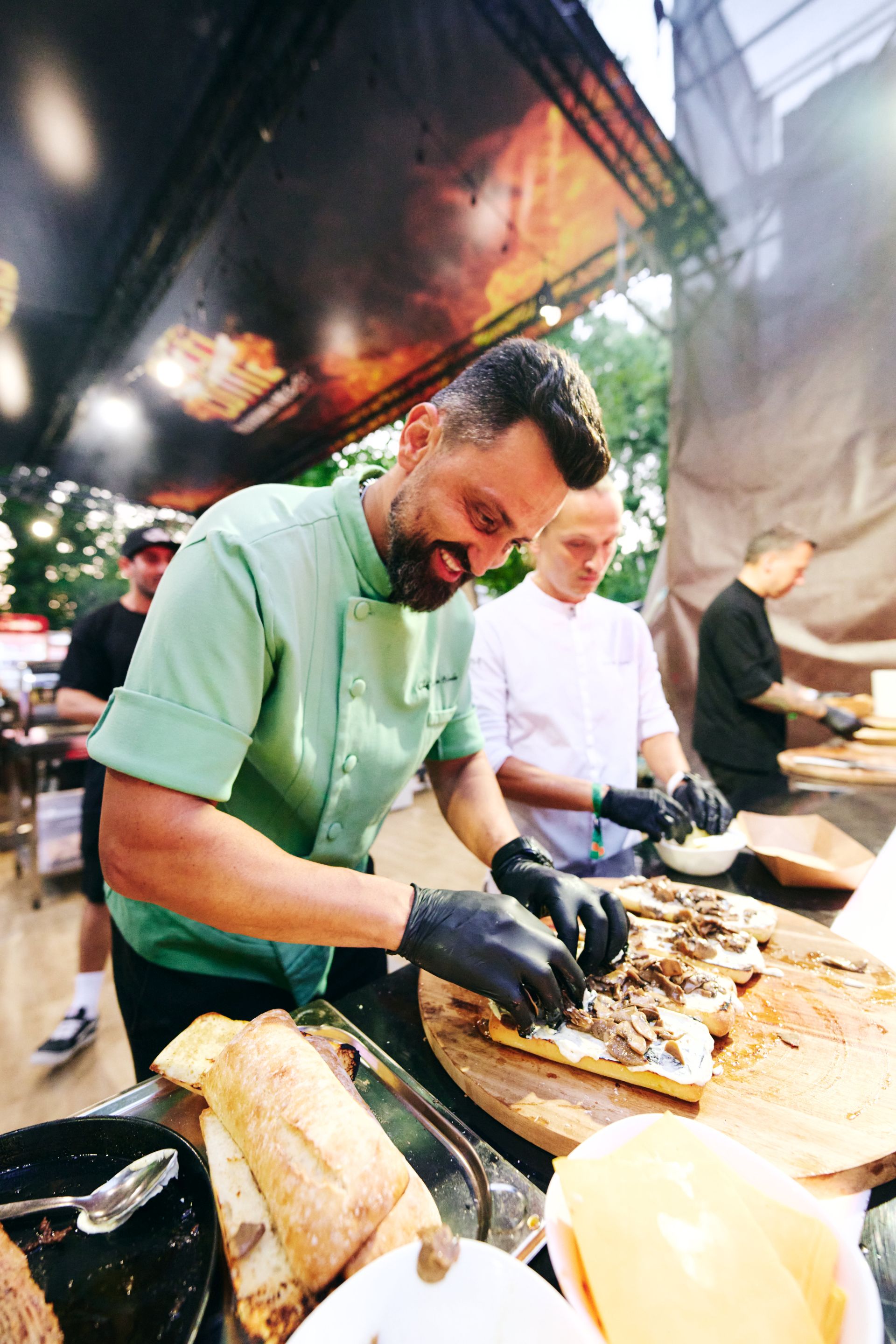 Cum au fost surprinși jurații de la „Chefi la cuțite” la Festivalul Summer Well 2025 de pe Domeniul Știrbey din Buftea