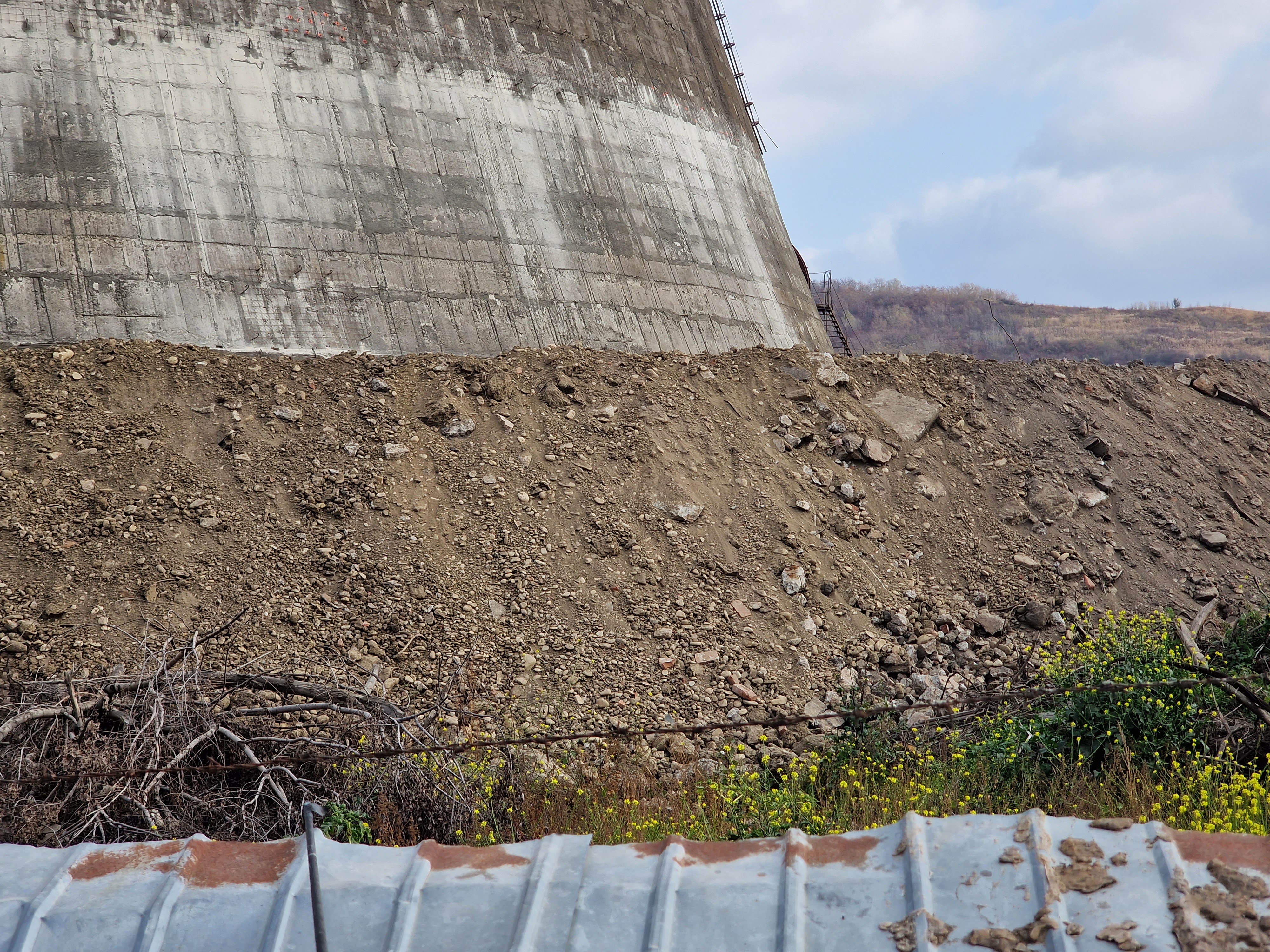„O să ne zboare pe toţi de aici!”. Locuitorii din Doiceşti au aflat din întâmplare de demolarea turnurilor de peste gard, unde se ridică minicentrala nucleară