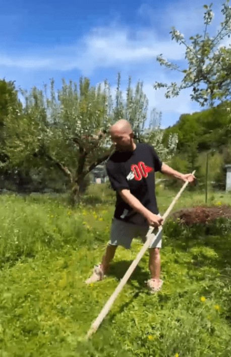 Imagini cu casa lui Cheloo din Breaza. S-a mutat la țară și nu se ferește de treburile gospodărești