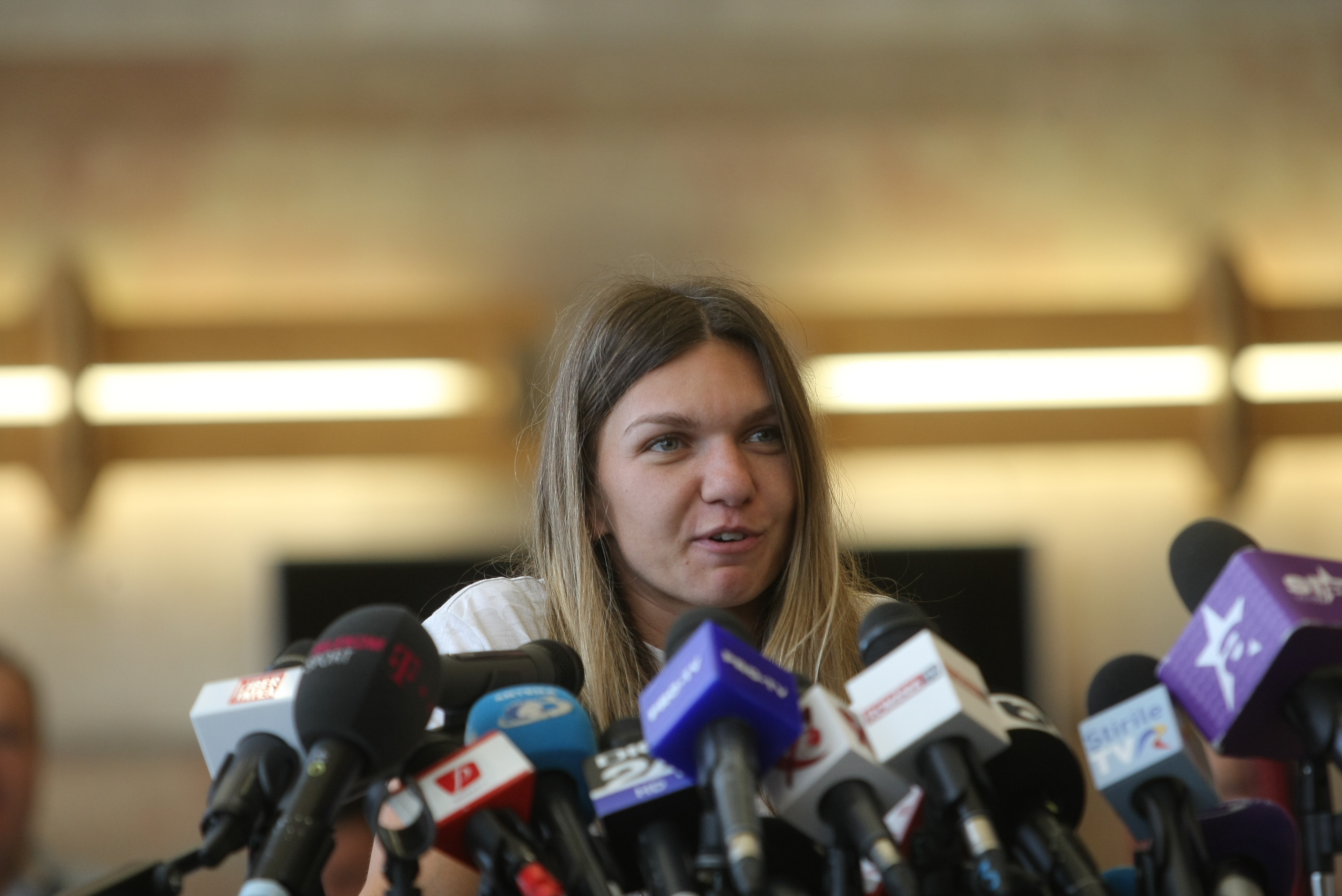 Imagini de la sosirea Simonei Halep în România. Liderul WTA, emoționat de primirea făcută / GALERIE FOTO