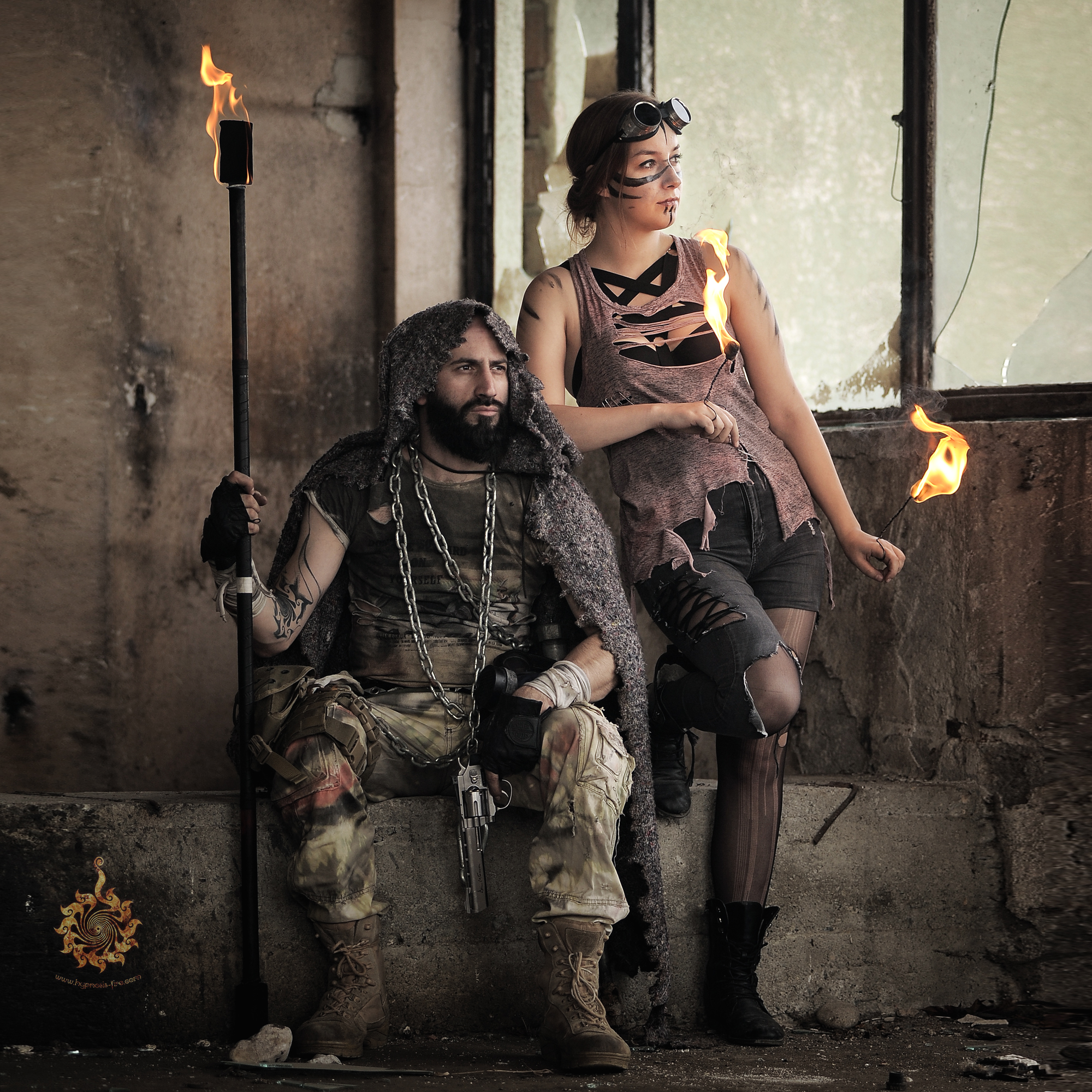 REPORTAJ: Jonglează cu focul. 12 brașoveni fac spectacol la festivalurile medievale și aduc în scenă sicrie sau butoaie de motorină din care taie cu flexul/ GALERIE FOTO