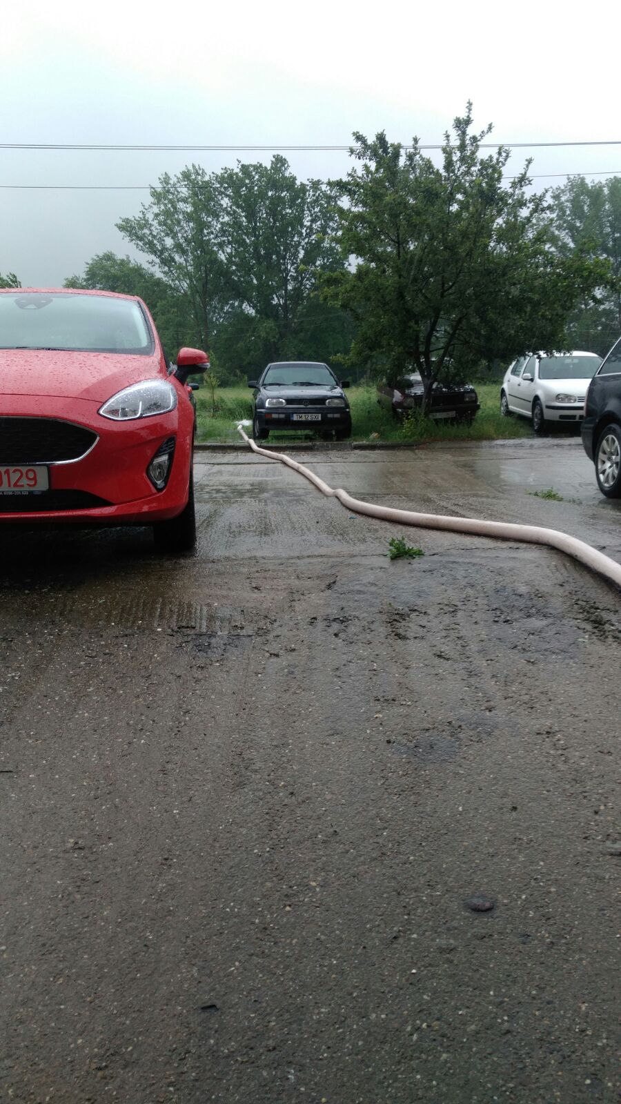 FOTO/ Mașină blocată în ape sub un pod din Timișoara. Inundații în tot județul Timiș după codul portocaliu de ploi