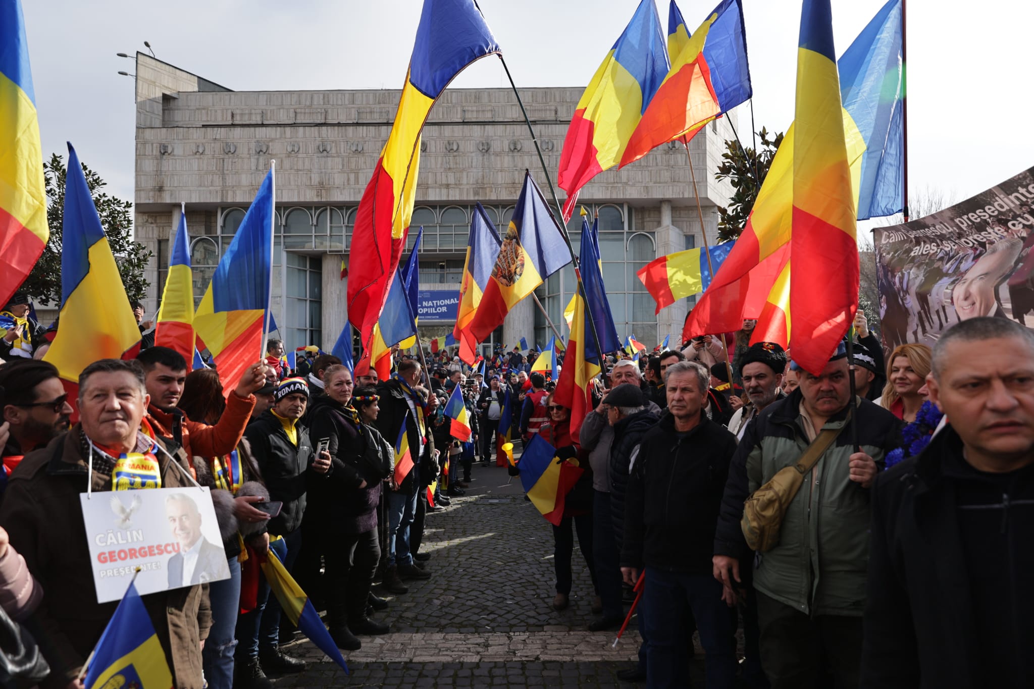Oameni urcați pe blocuri în București ca să vadă marșul susținătorilor lui Călin Georgescu