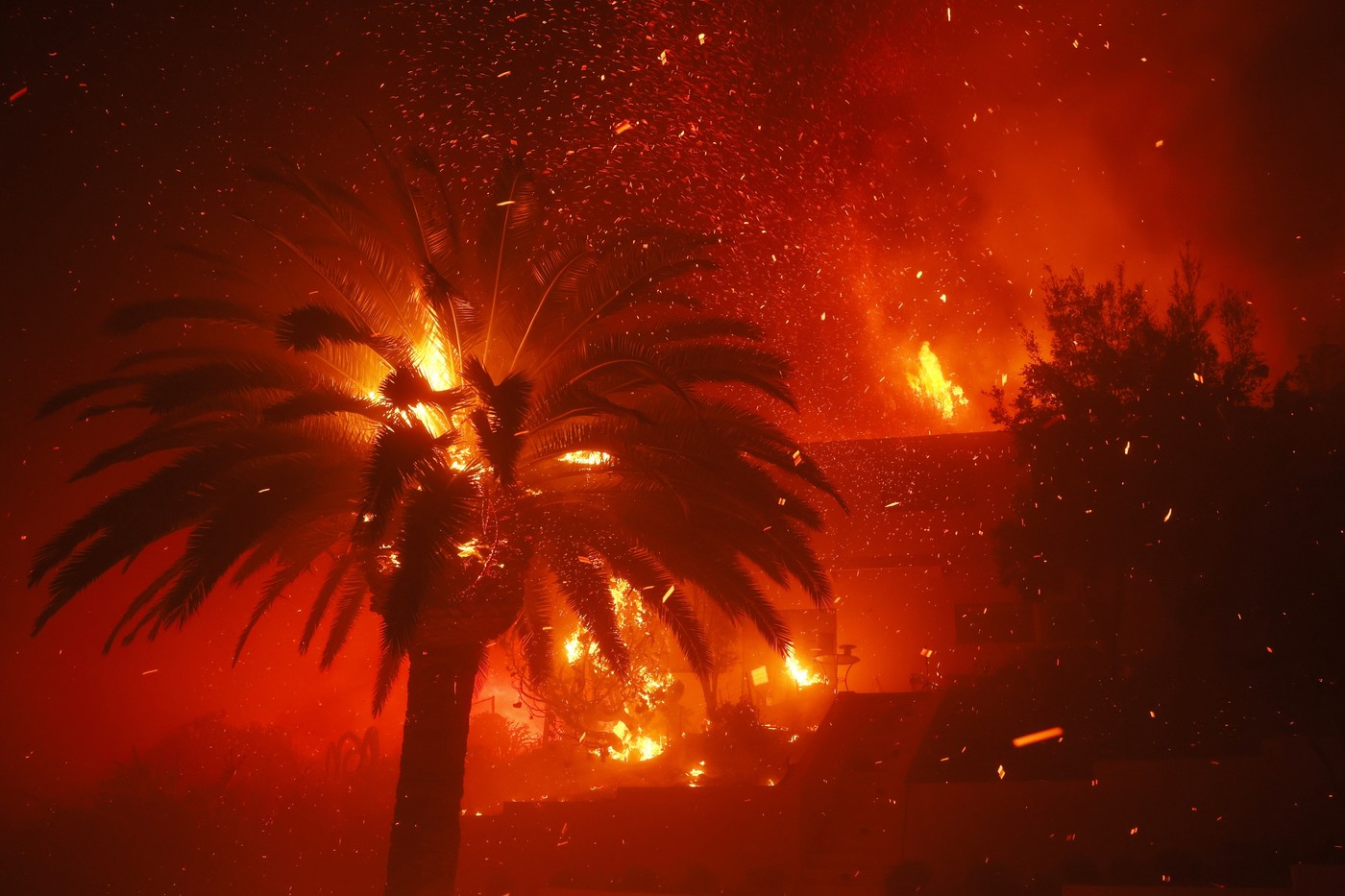 Arde celebrul cartier Pacific Palisades, în care locuiesc Ben Affleck și Kamala Harris. Zeci de mii de oameni fug de flăcări 