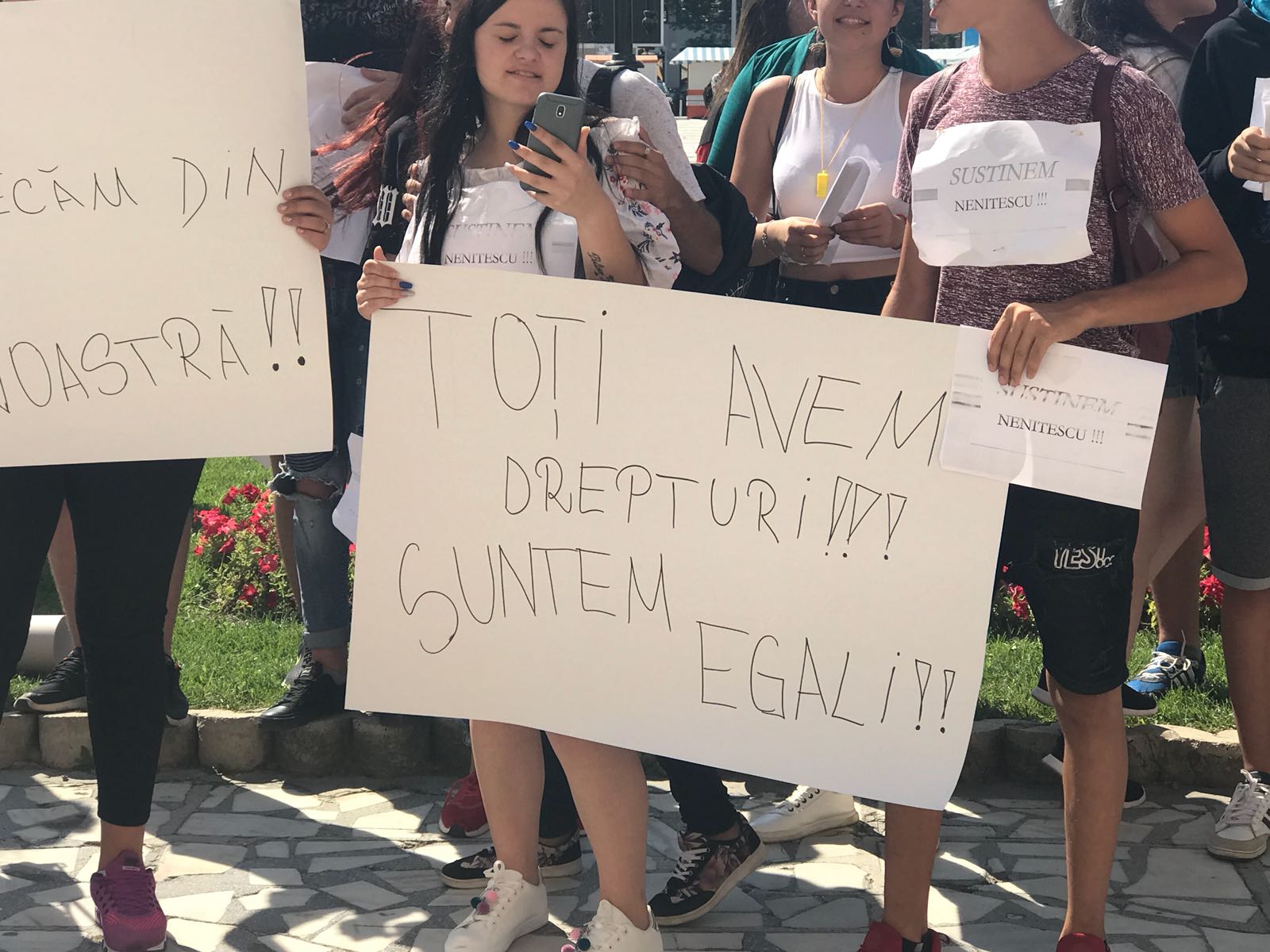VIDEO&FOTO/ Protest în stradă al liceenilor, la Buzău. Autoritățile vor să îi mute în altă locație sau să îi comaseze