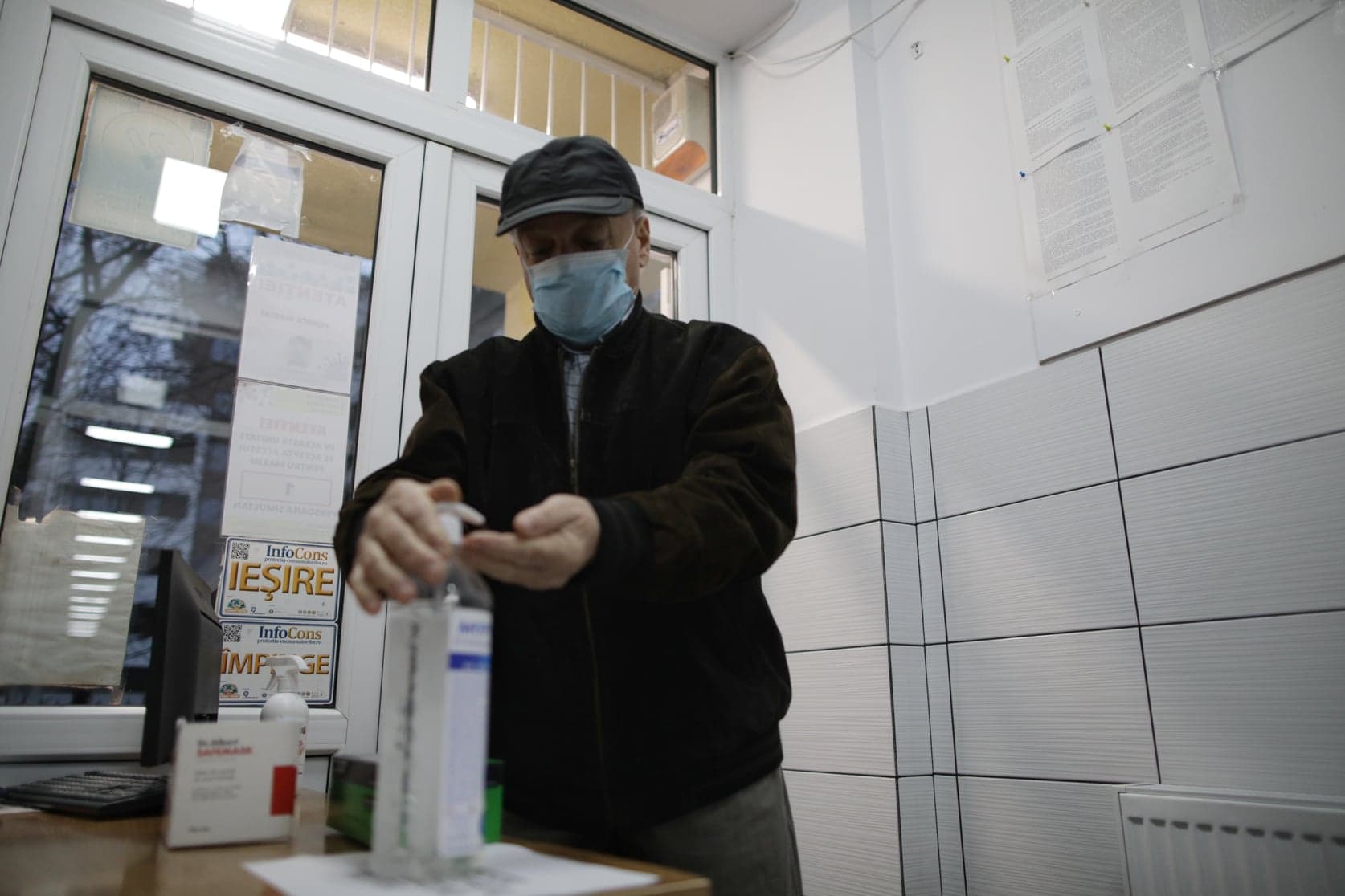Mască de protecție și distanțare socială. Imagini dintr-o secție de votare cu regulile sanitare