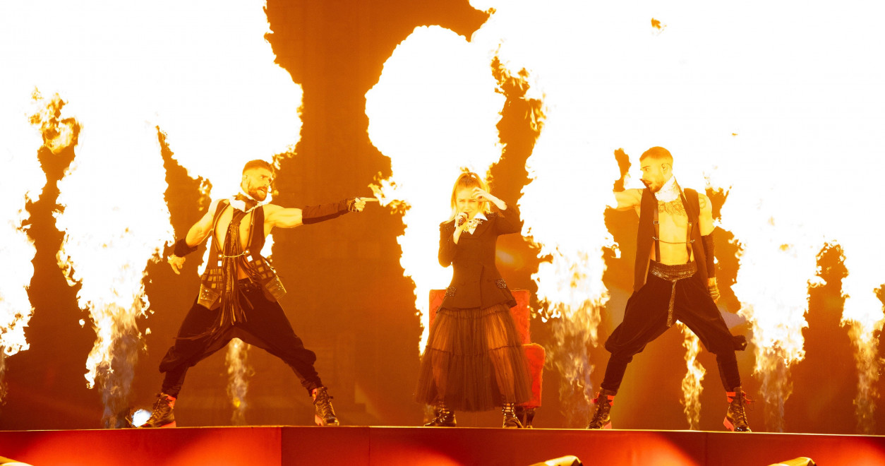 Ester Peony, la prima apariție pe scena Eurovision. "Voi cânta pentru toți românii și îi invit să fie alături de mine, pentru că reprezint țara noastră la cea mai mare competiție muzicală din lume" | FOTO & VIDEO