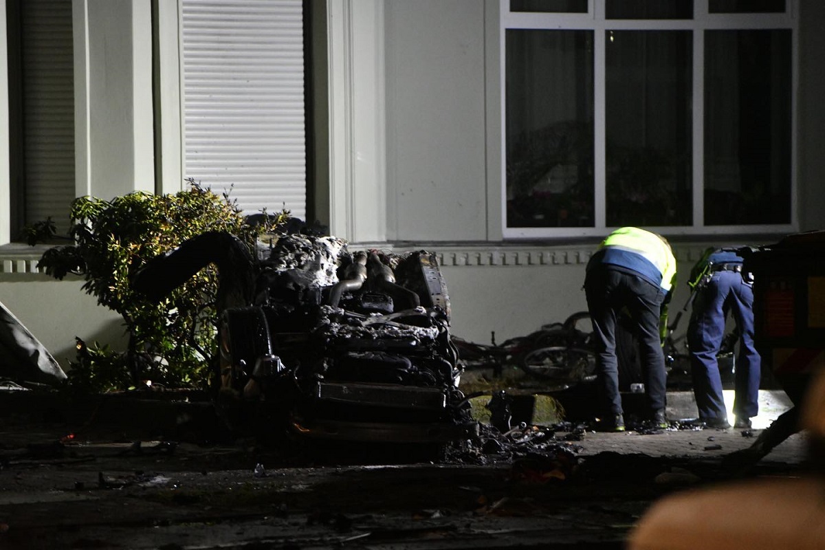 VIDEO | Audi RS 5 rupt în două și ars complet, în centrul Berlinului. Doi tineri morți, șoferul a ieșit nevătămat din bolidul de lux