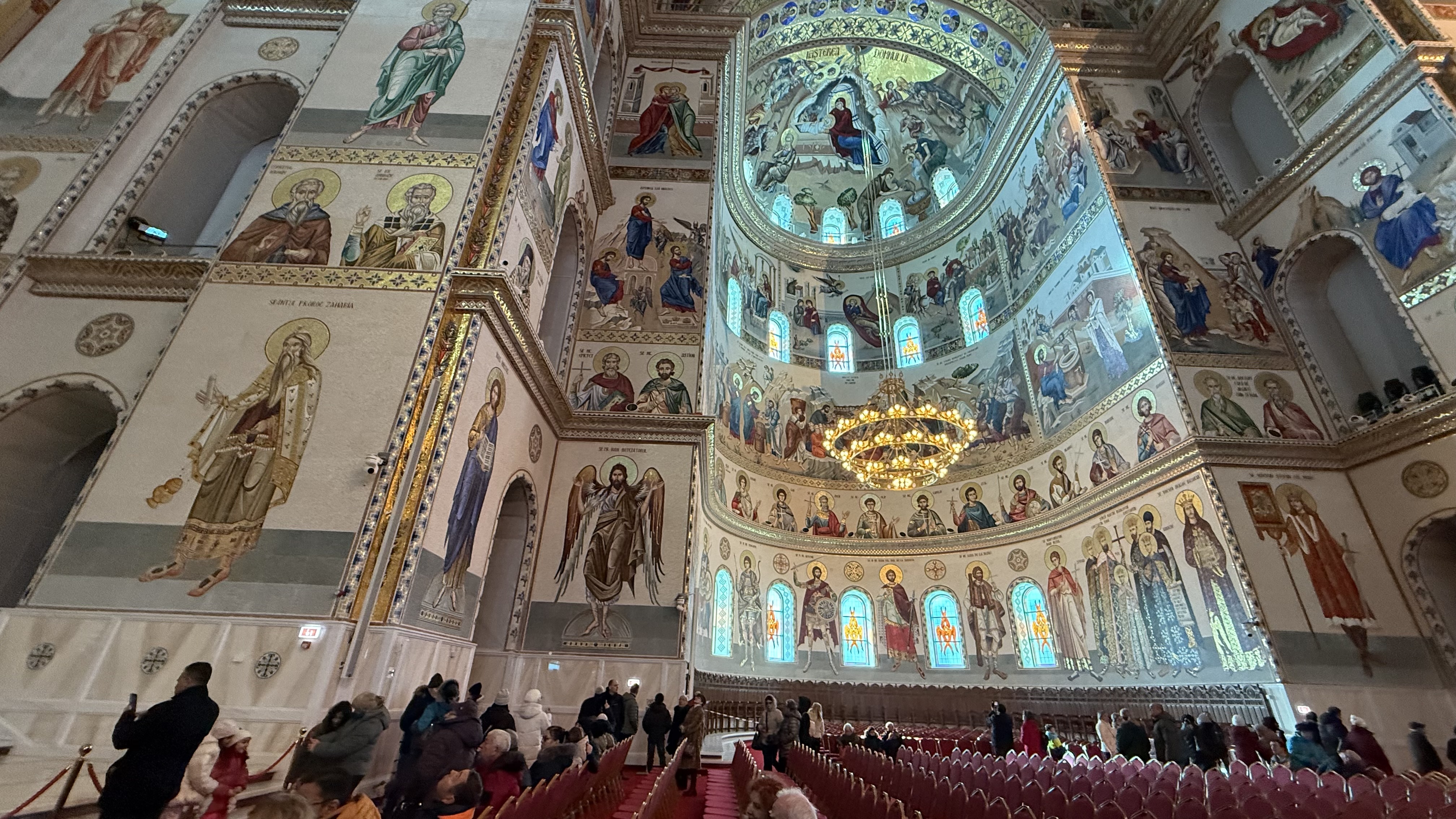 A doua zi de Crăciun la Catedrala Națională. Mii de credincioși au venit din țară și din străinătate să viziteze cea mai mare biserică ortodoxă din lume