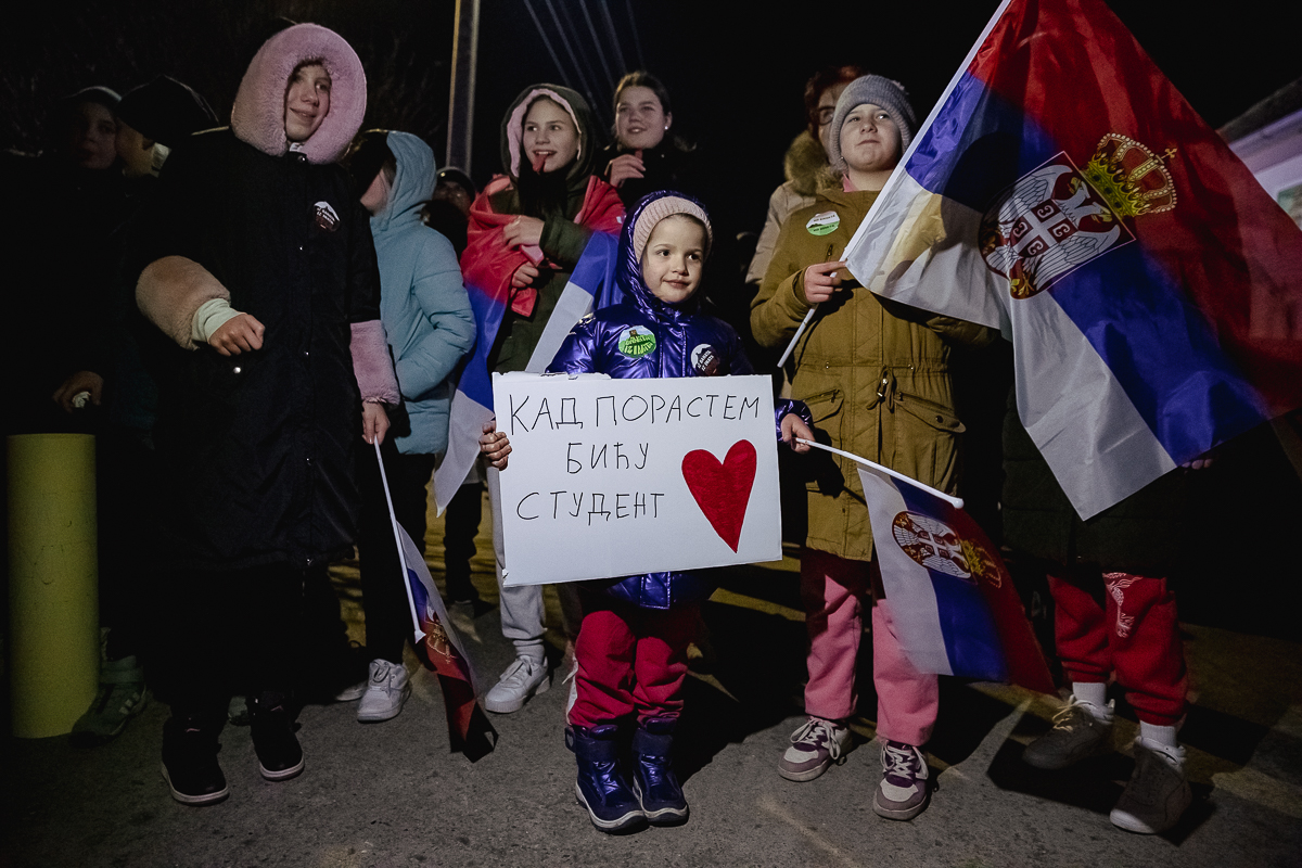 Cum protestează studenții sârbi prin marș și de ce strigă numele Laurei Kovesi
