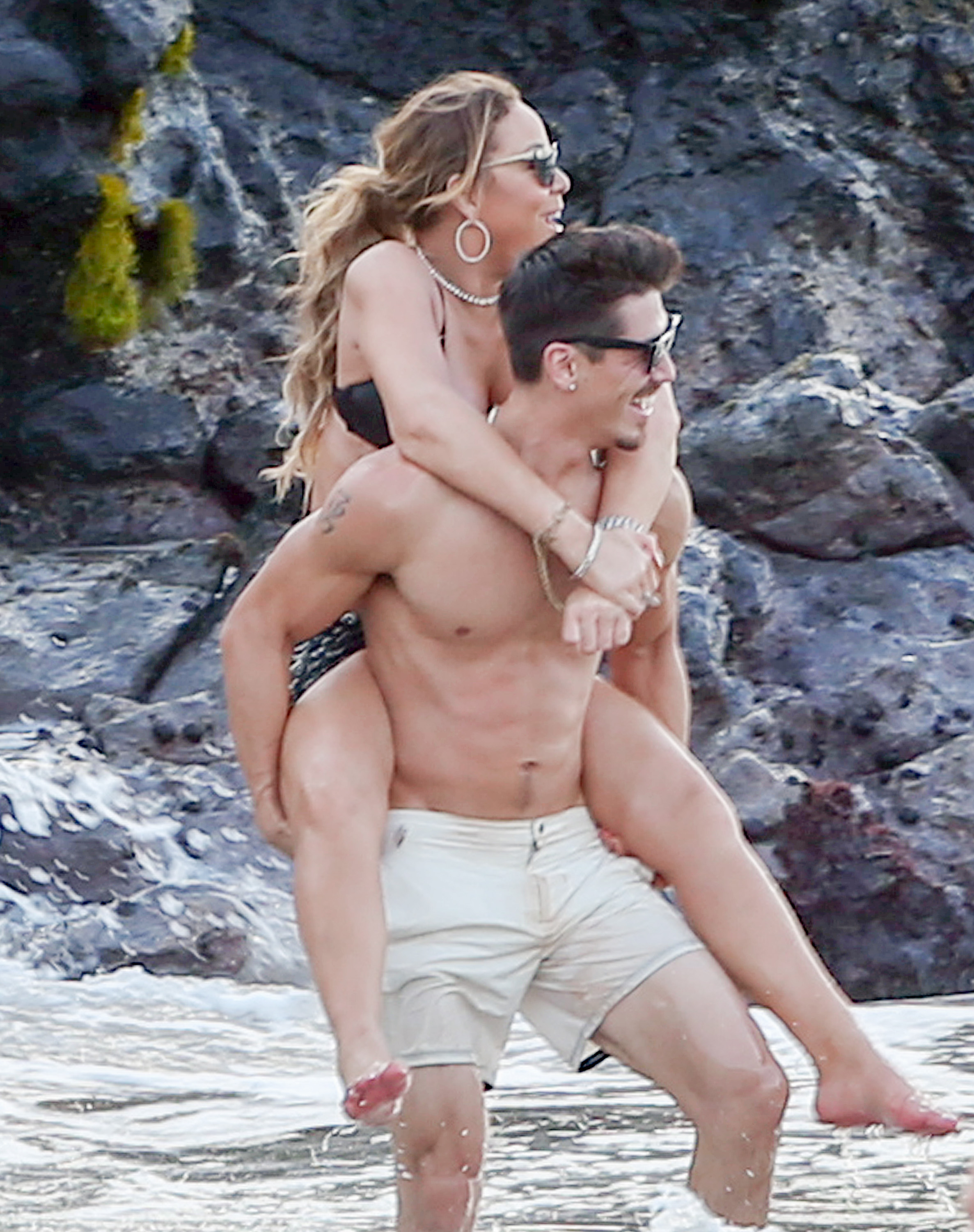 Mariah Carey, în tandrețuri cu dansatorul ei pe plajă | FOTO