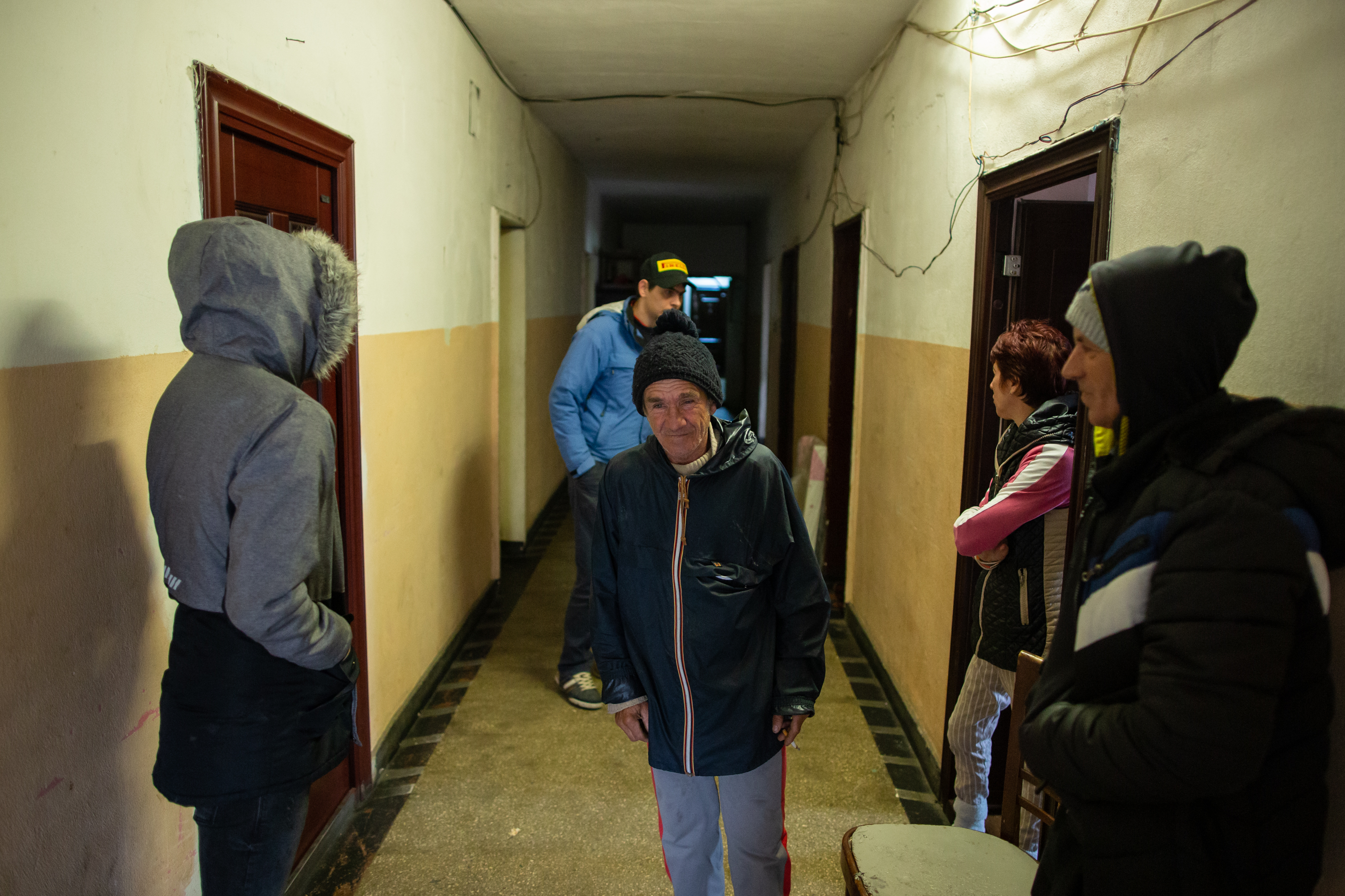Oameni fără nici o armă în fața coronavirusului. Igienă la lighean și veceuri turcești în ”blocurile grecești” din Ștefănești