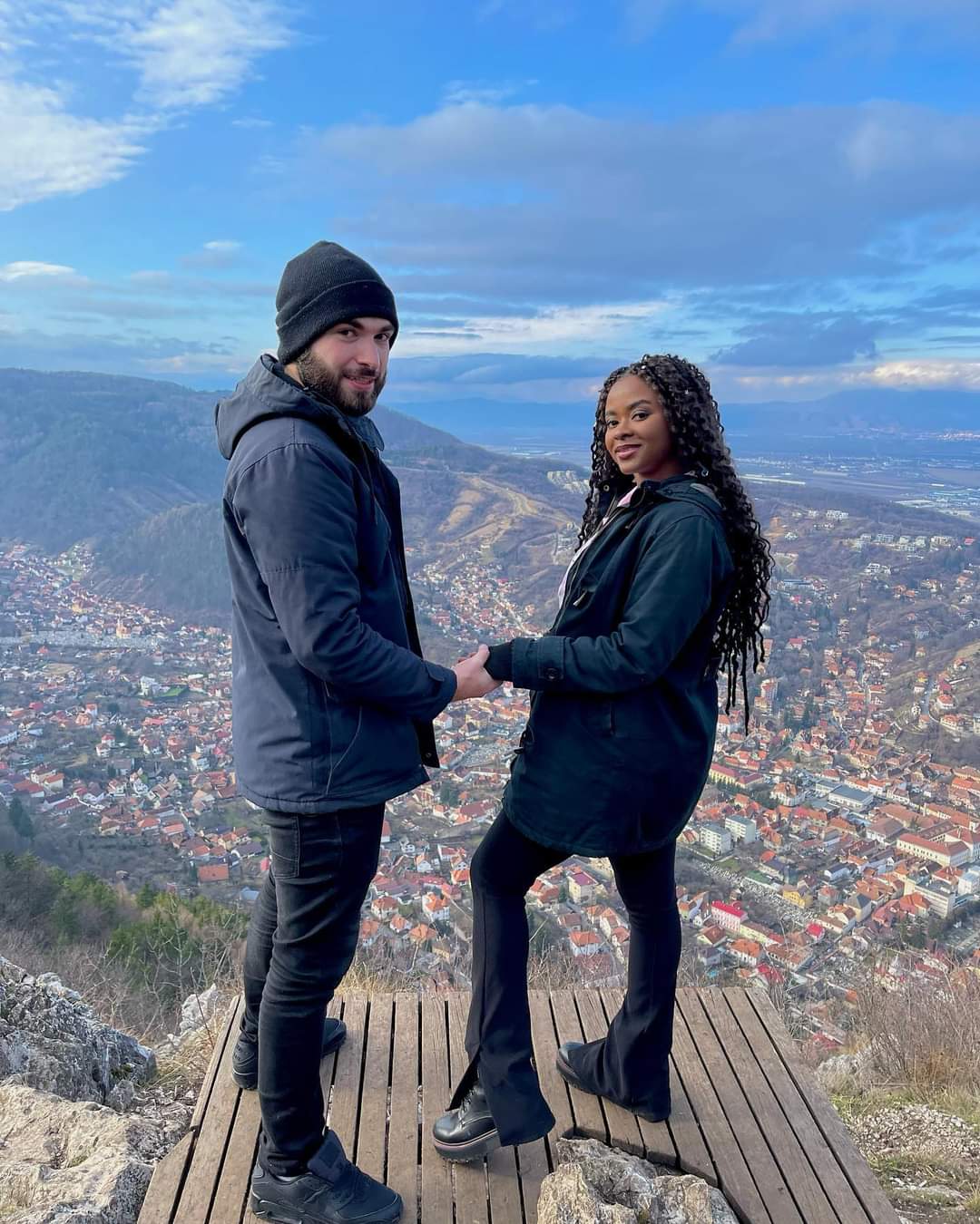 Reality show-ul Români de ocazie va avea premiera luni, 5 iunie, la Antena Stars. Celia, Melissa, Mukinka și Fabian au acceptat provocarea