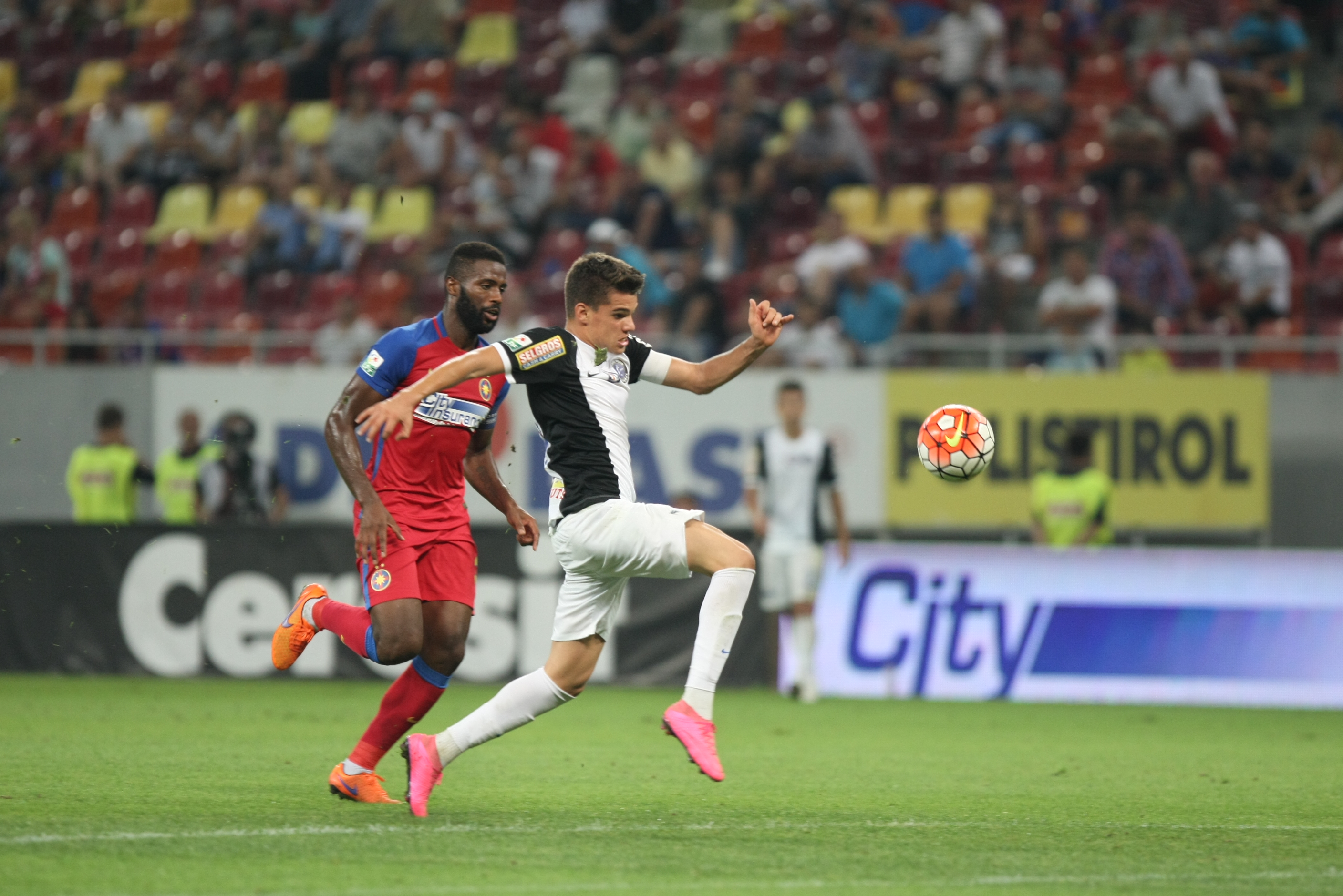 Liga I. Steaua - Viitorul 1-0. Gabi Iancu a fost exclus din lot, dar un alt specialist al loviturilor libere, Nicușor Stanciu, a rezolvat meciul cu un trasor. ^Gică Hagi, eliminat pentru proteste. Varela a jucat volei în careu, dar oaspeții tot n-au primit penalty / FOTO