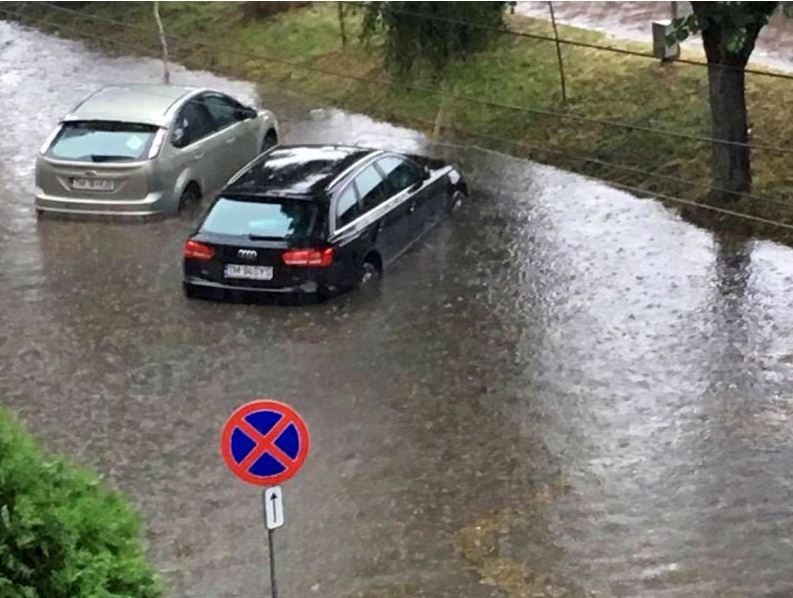 UPDATE: Ambulanța Prahova, inundată în urma ploilor torențiale. Inundațiile au făcut prăpăd în mai multe județe din țară