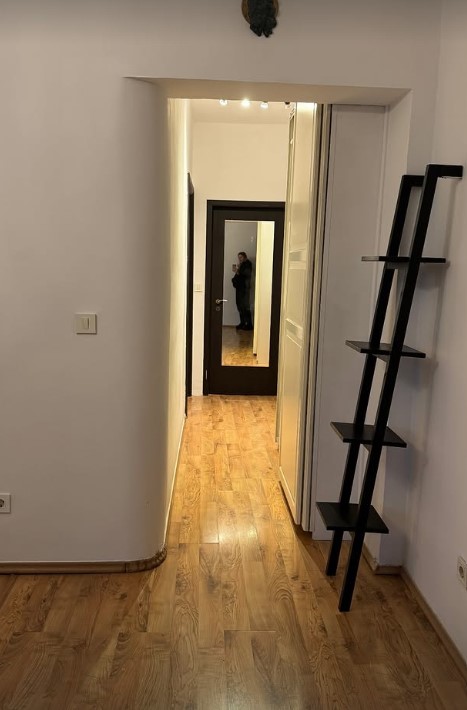 Cum arată primul apartament în care Laura Cosoi a locuit cu Cosmin Curticăpean. Actrița Ada Galeș se mutase în locul lor
