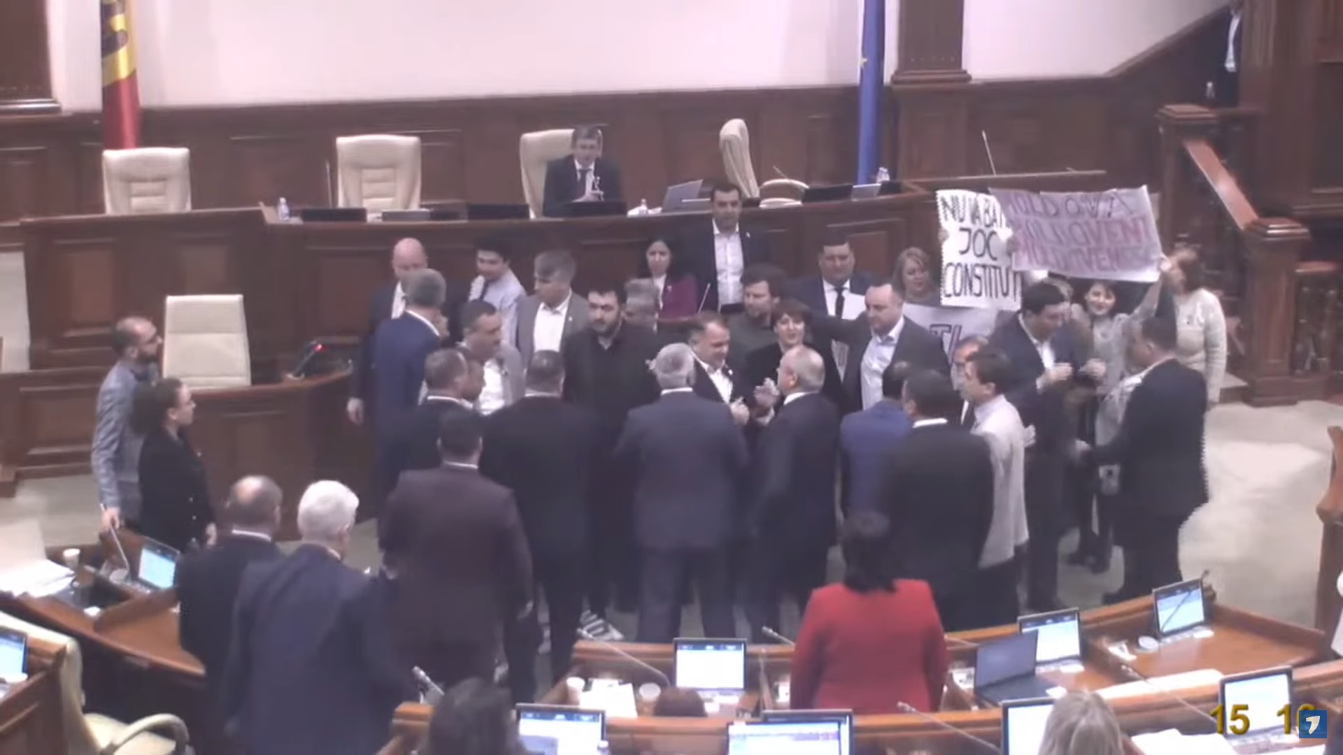 Îmbrânceli în Parlamentul Republicii Moldova, când se discuta proiectul de lege privind „limba română” în legislația moldovenească - VIDEO
