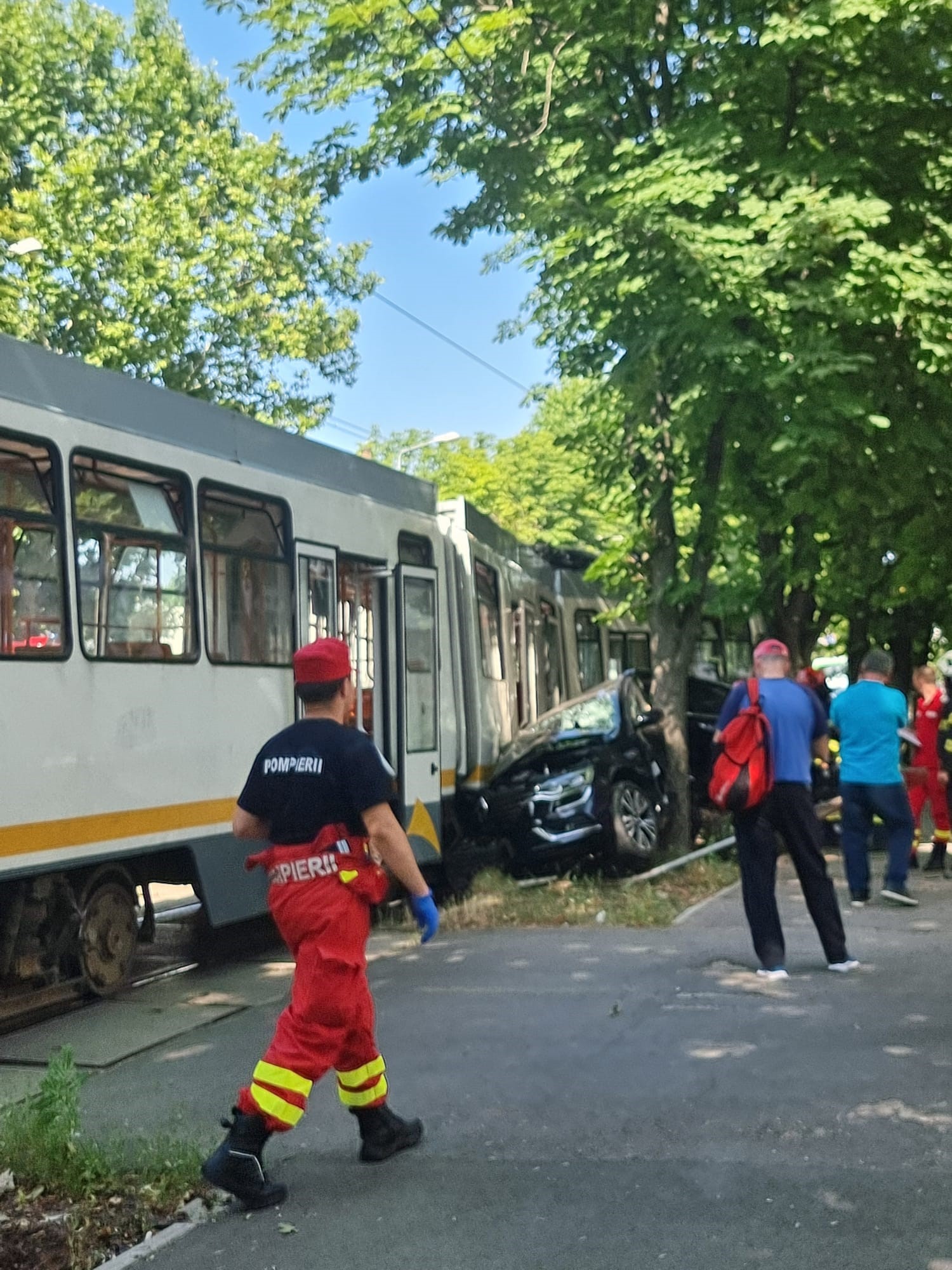 Mașină strivită în București, după ce un tramvai a lovit-o în plin. Linia 25 este blocată