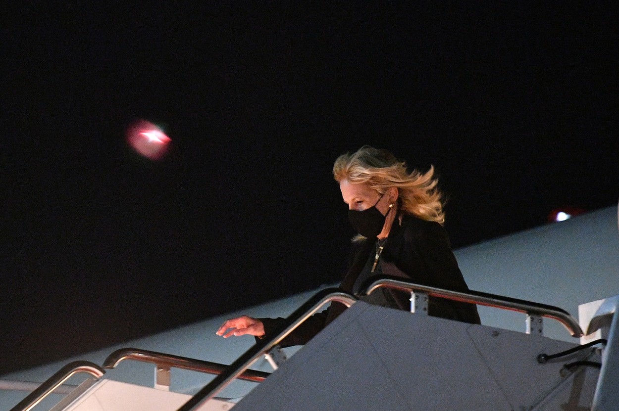 Jill Biden s-a deghizat în însoțitoare de bord de Ziua Păcălelilor