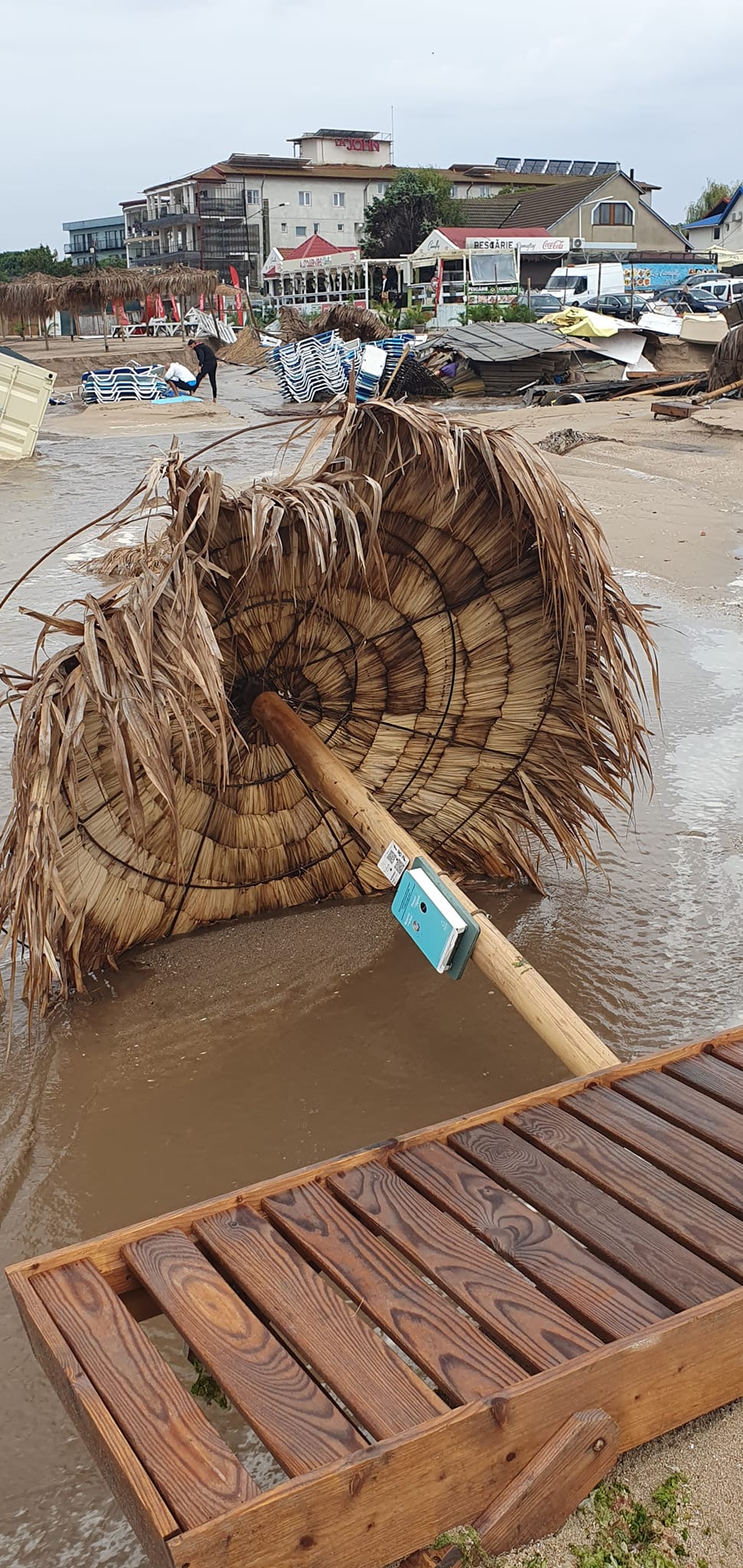 Urmările ploilor puternice de pe litoral. La Mangalia au căzut 200 l/mp. Maşini luate de apă, inundaţii în mai multe staţiuni: dezastru la Venus şi Vama Veche | FOTO