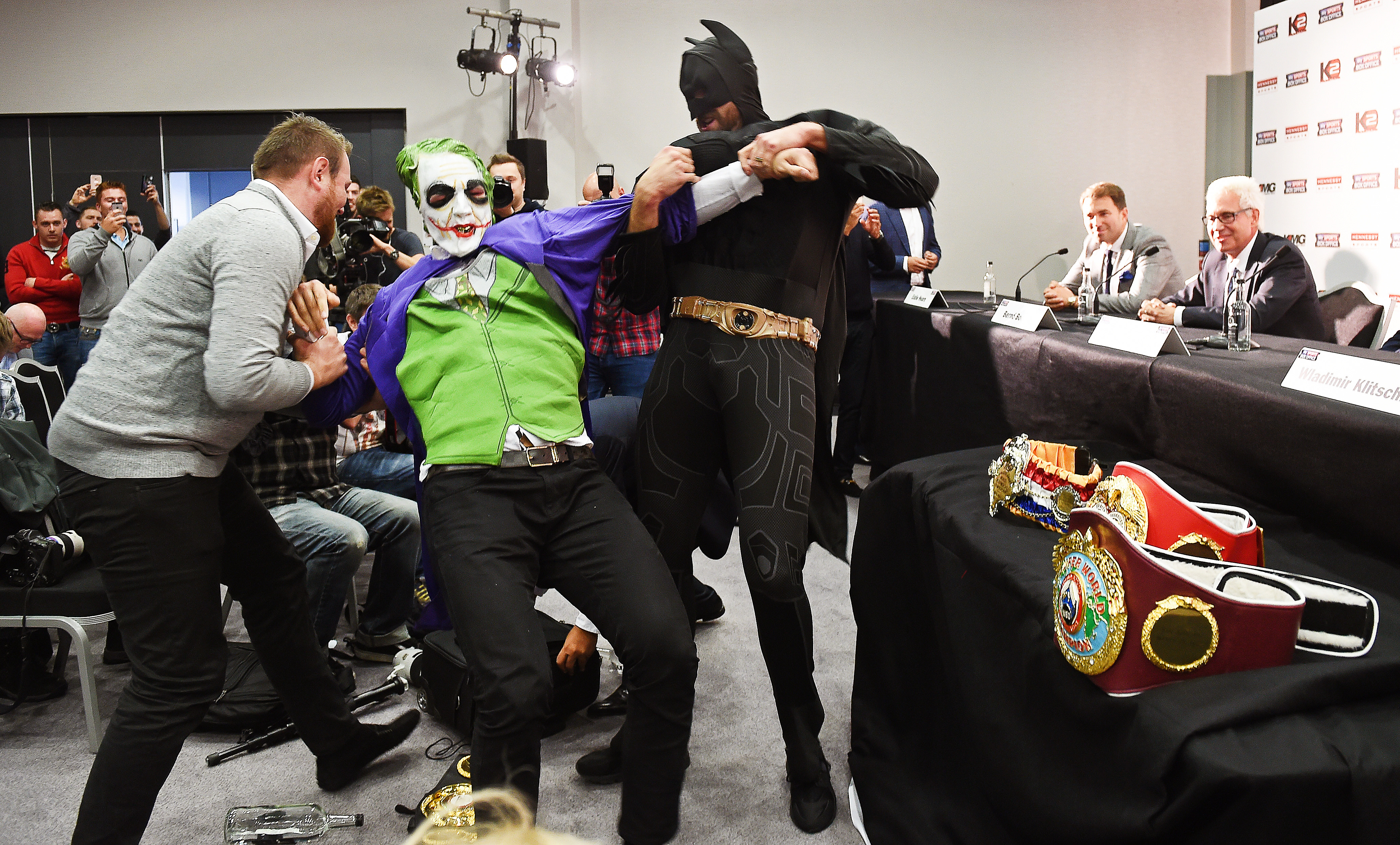 Batman s-a bătut cu Joker la cea mai stranie conferință de presă din box