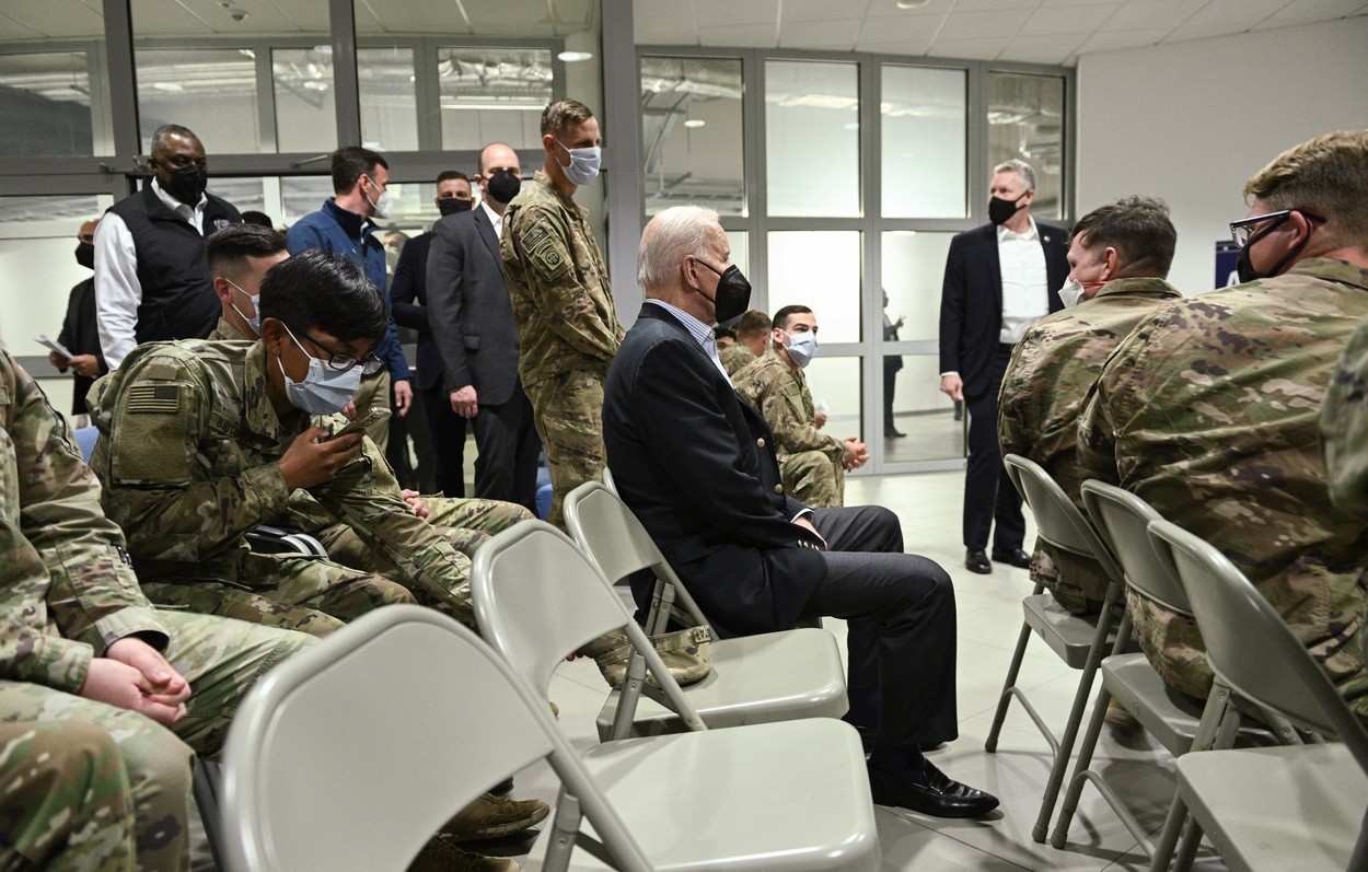 Joe Biden către militarii americani staționați în orașul polonez Rzeszow: „Sunteți în mijlocul luptei dintre democrație și oligarhi”