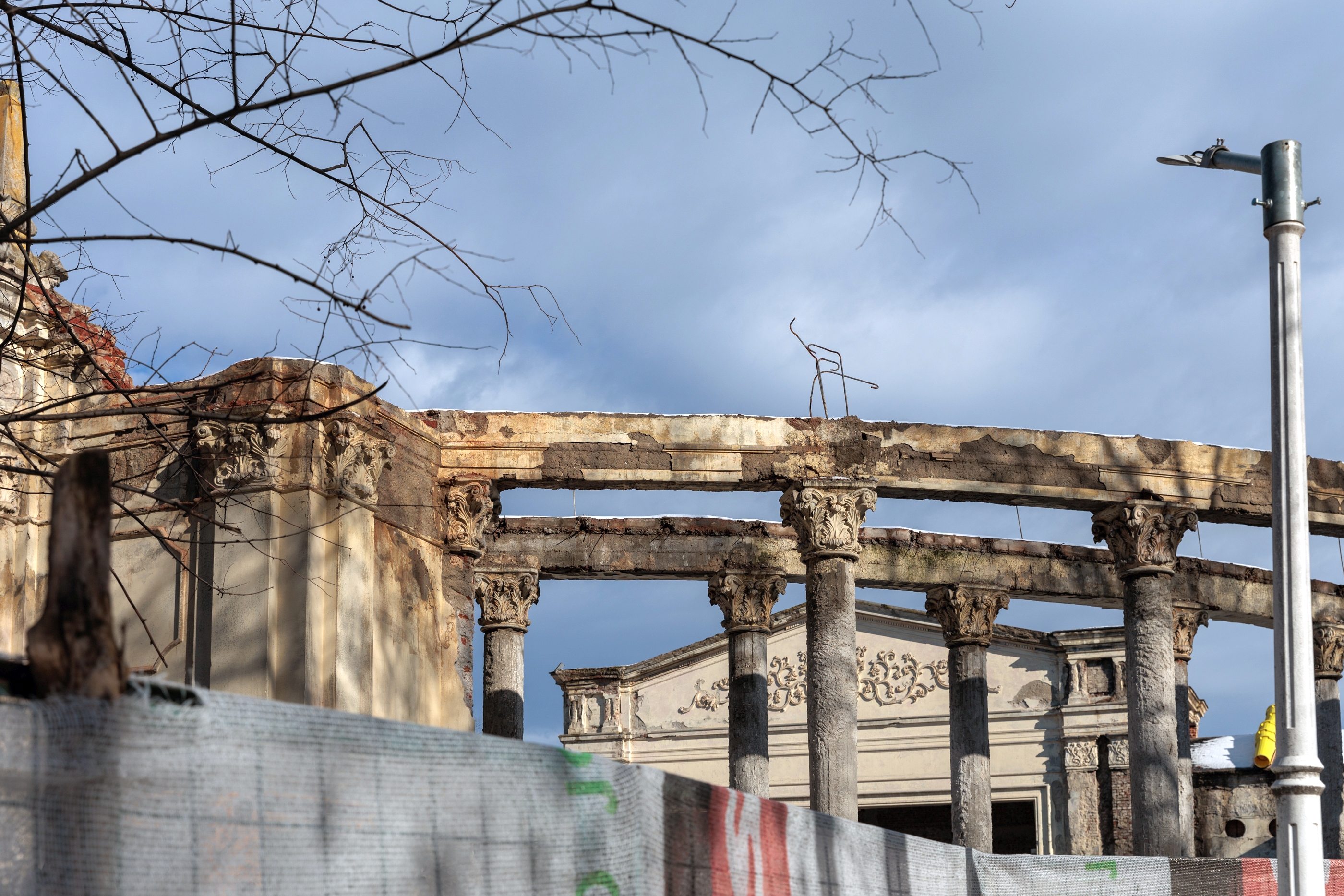 Primarul sectorului 1, Clotilde Armand, a trecut la realizările din mandat „reconstrucția teatrului de vară Bazilescu”, când acolo este încă șantier