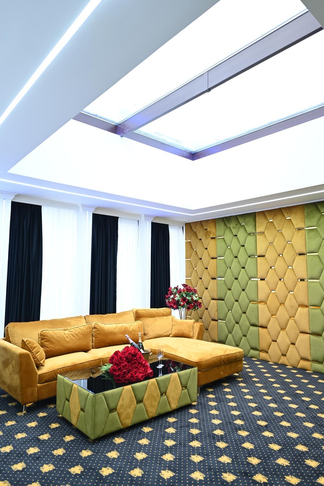 Imagini cu vila lui Florin Salam transformată în hotel. Doar liftul a costat câteva zeci de mii de euro